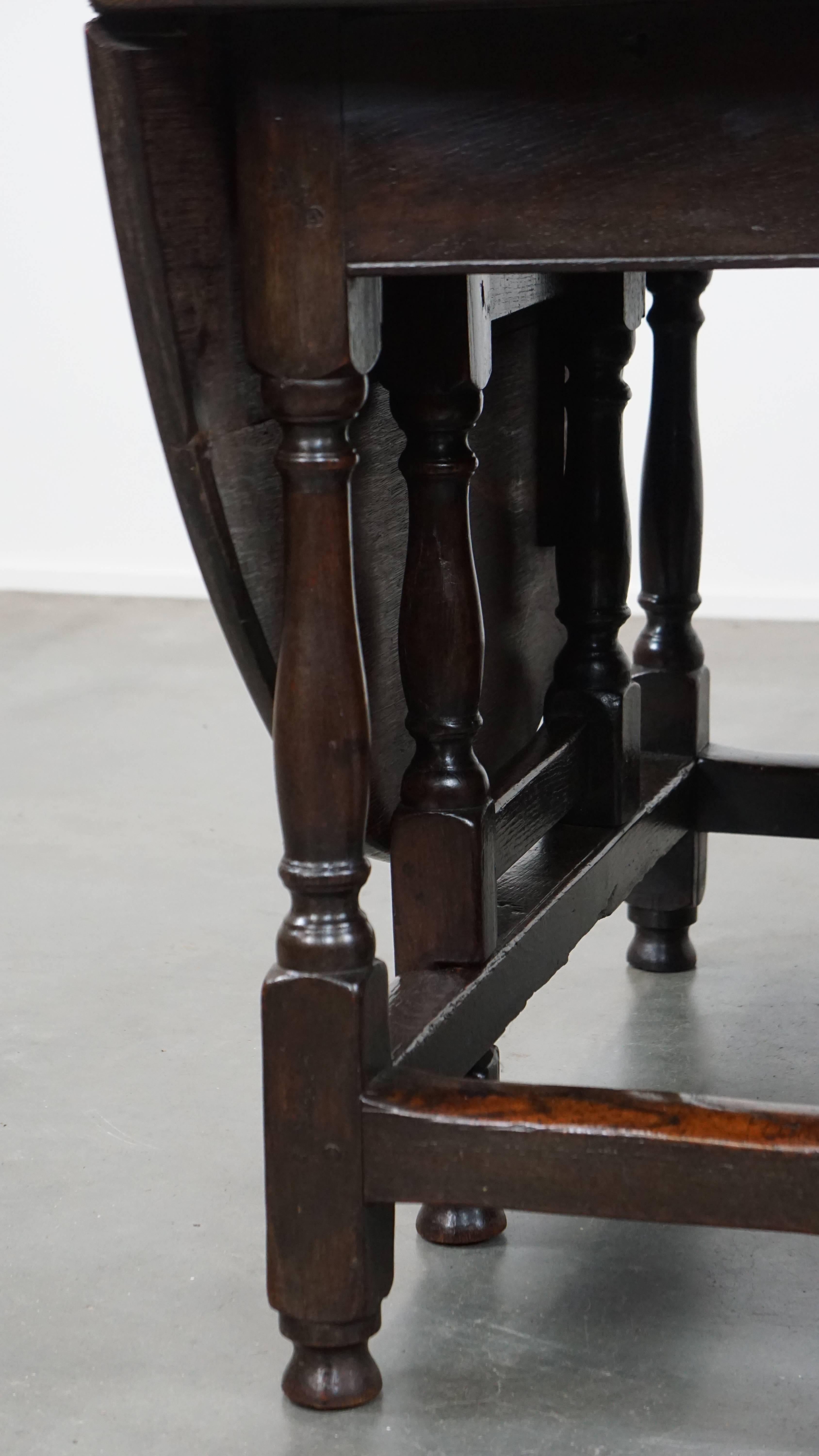 Très belle table anglaise ancienne en chêne avec une excellente patine. en vente 9