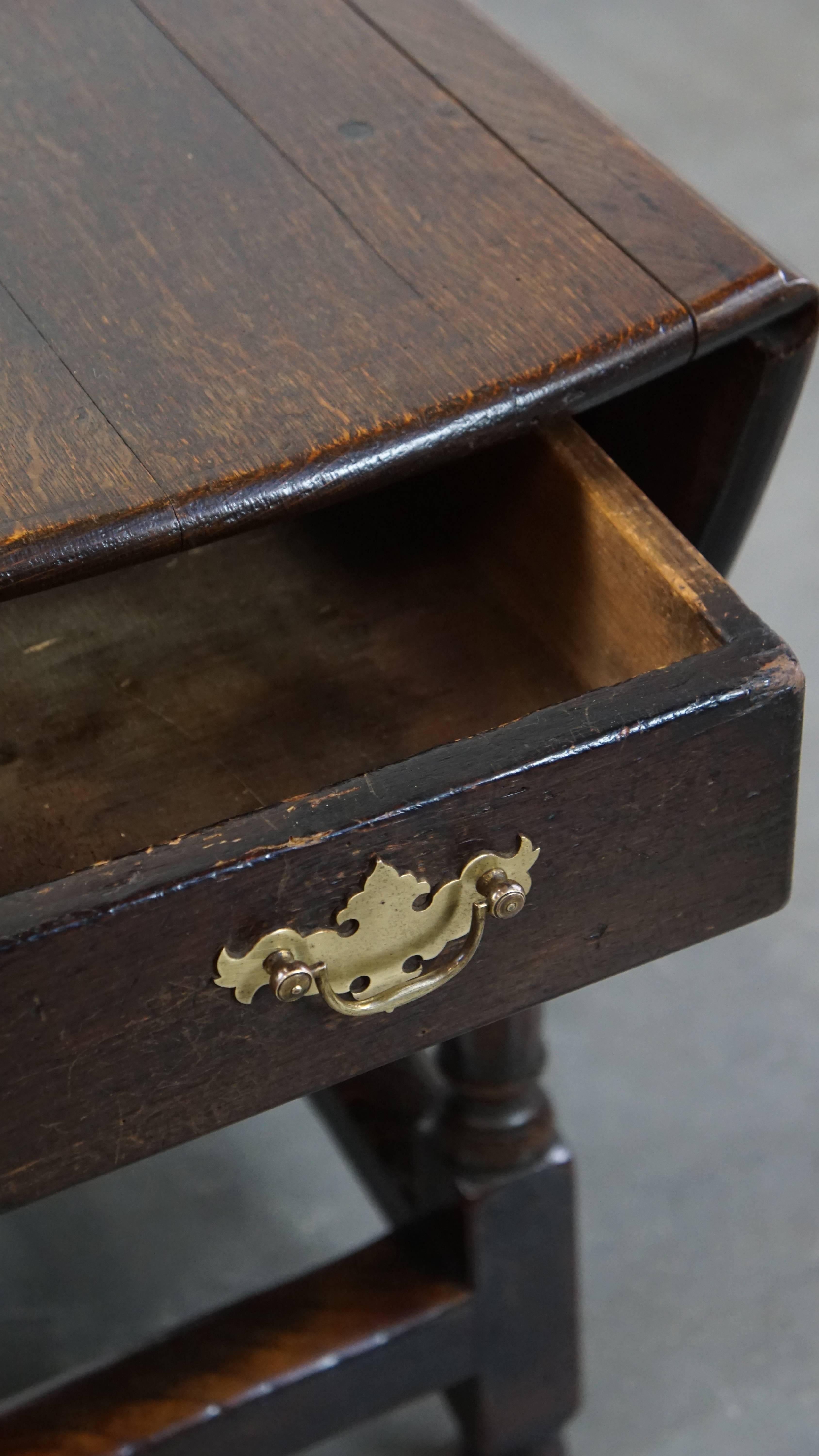 Très belle table anglaise ancienne en chêne avec une excellente patine. en vente 10