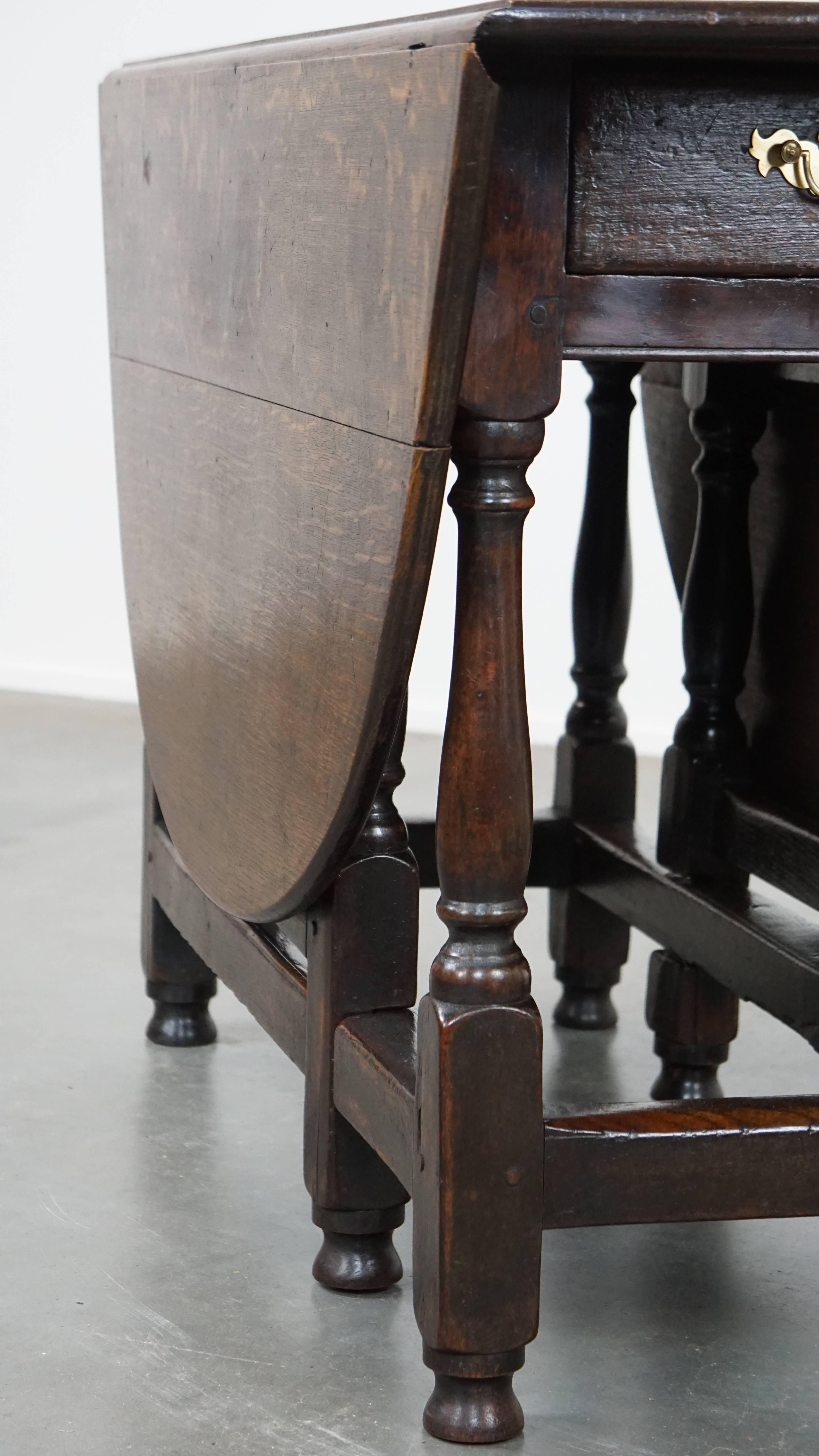 Nous vous proposons cette très belle table ancienne en chêne anglais avec une excellente patine.

En tant que table de salle à manger ou table d'appoint, vous serez bien assis avec cette magnifique table anglaise ancienne et pure. Vous n'avez pas