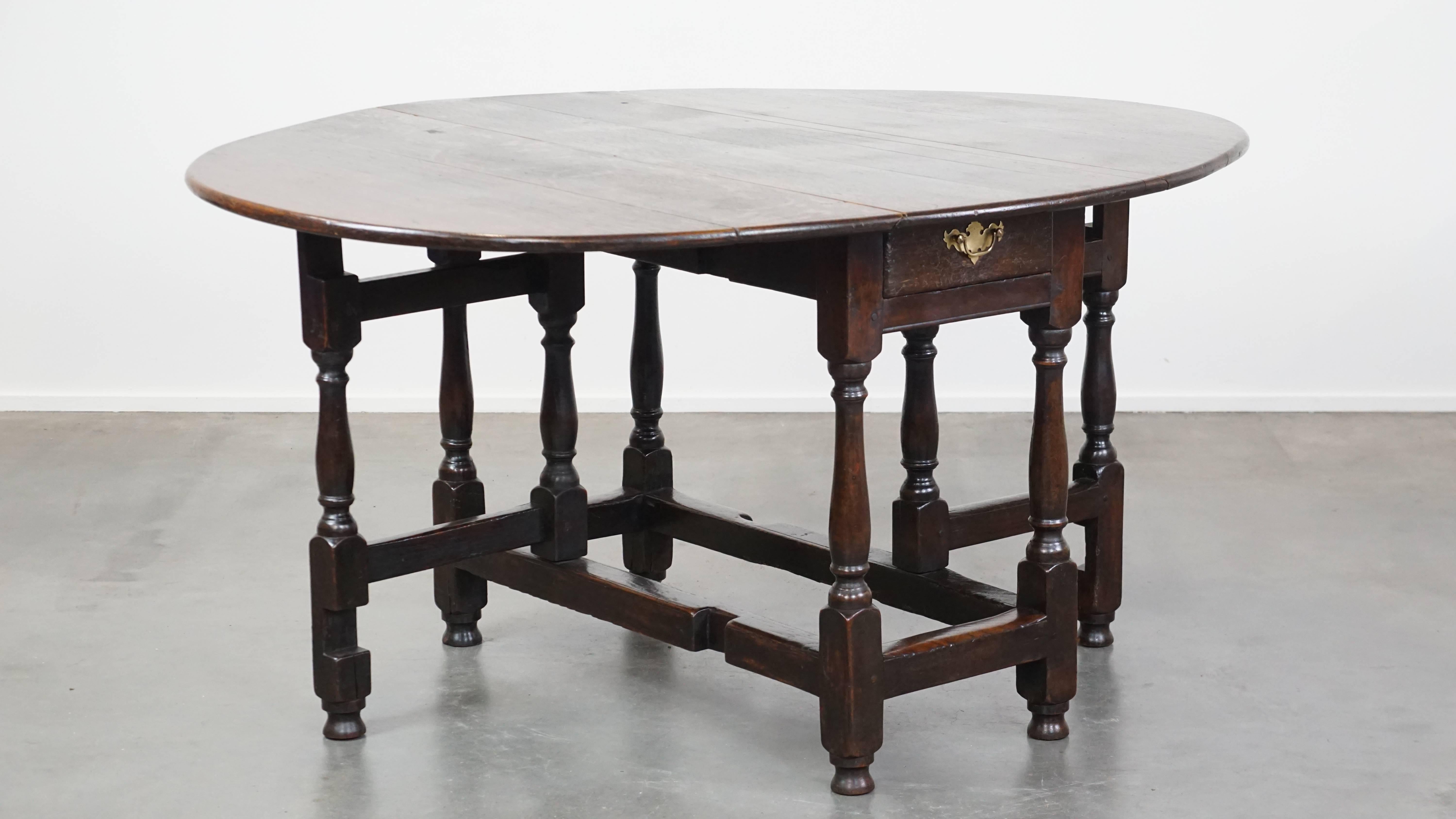 Anglais Très belle table anglaise ancienne en chêne avec une excellente patine. en vente