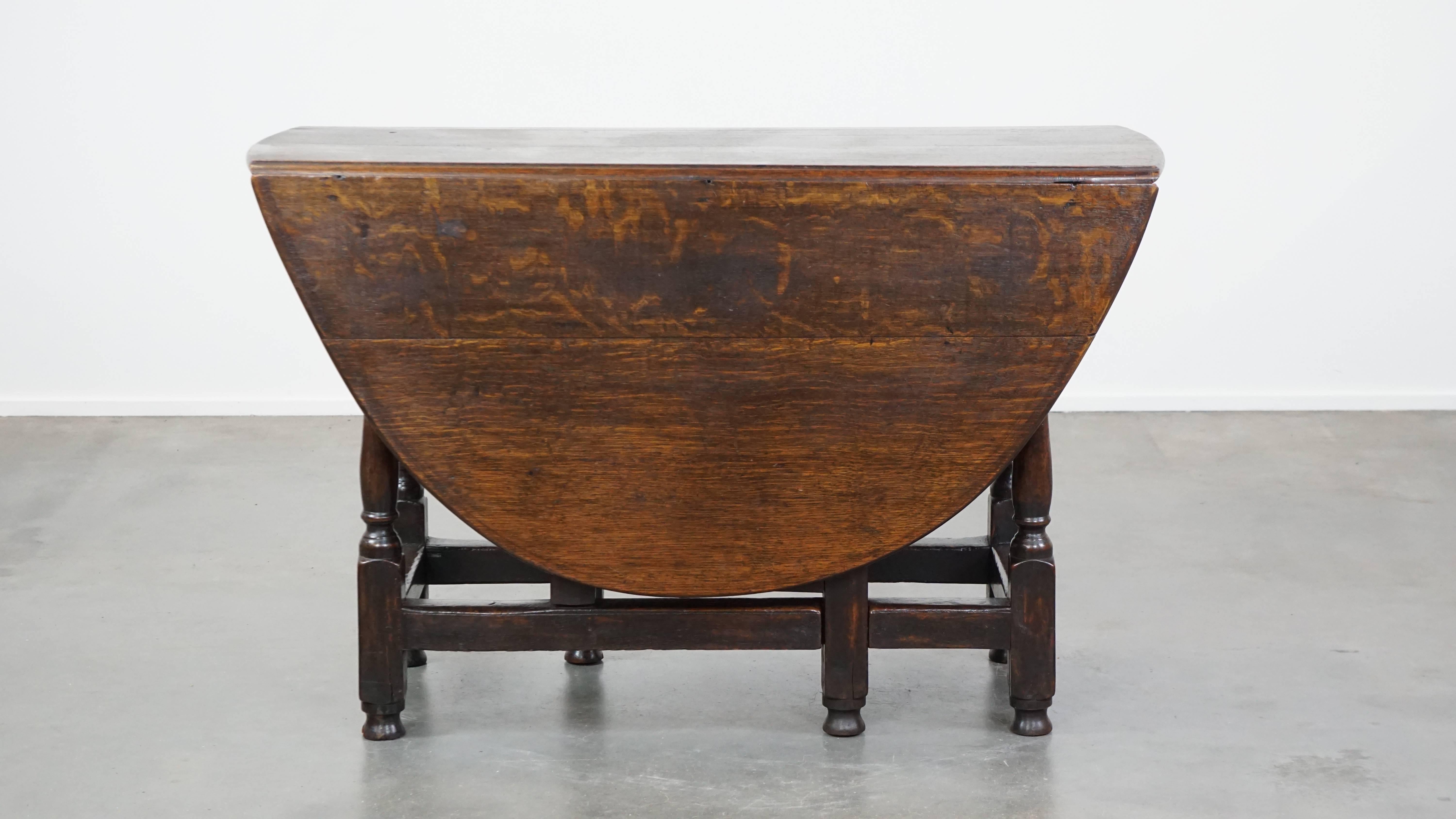 Fait main Très belle table anglaise ancienne en chêne avec une excellente patine. en vente