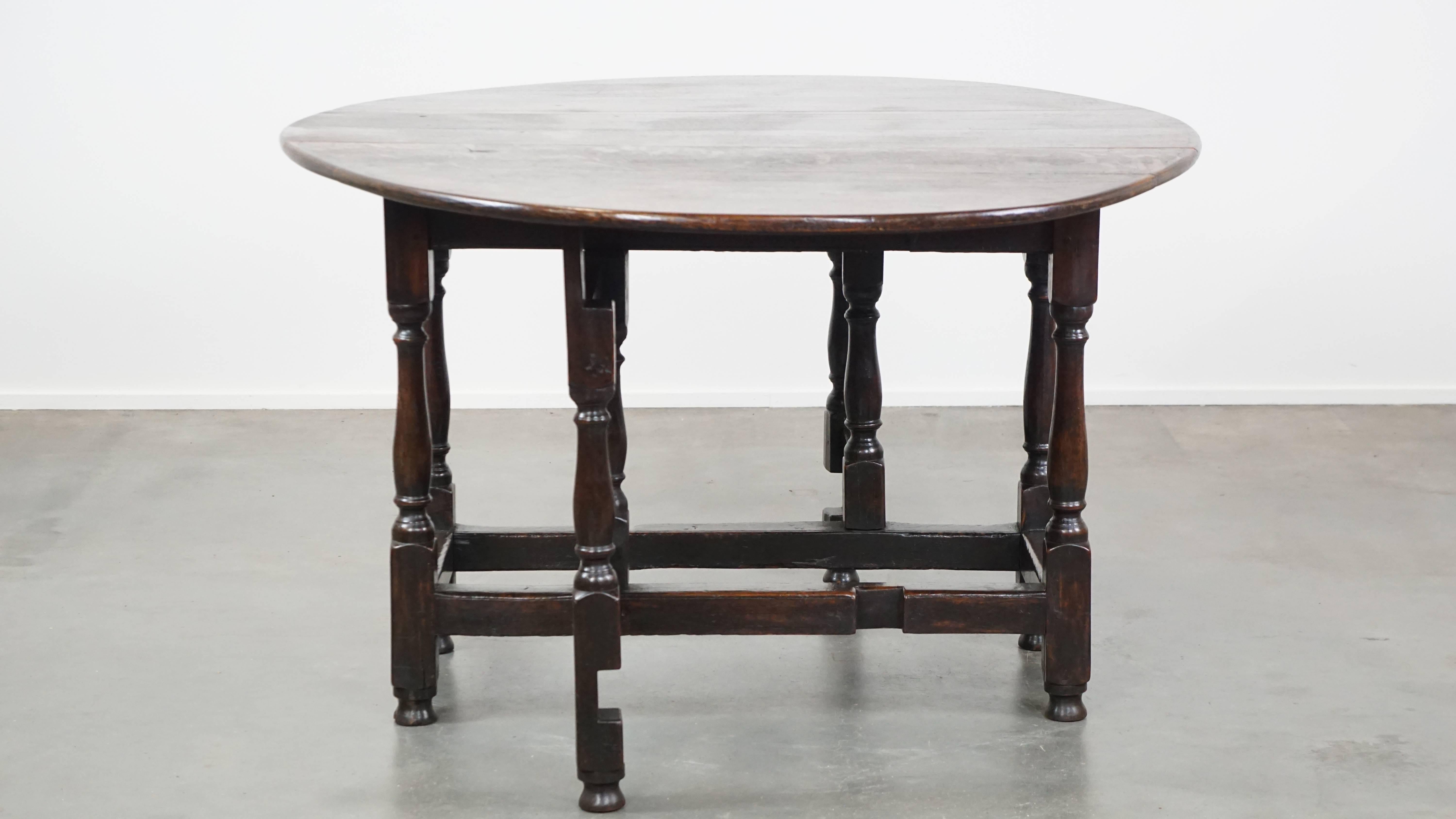Très belle table anglaise ancienne en chêne avec une excellente patine. Bon état - En vente à Harderwijk, NL