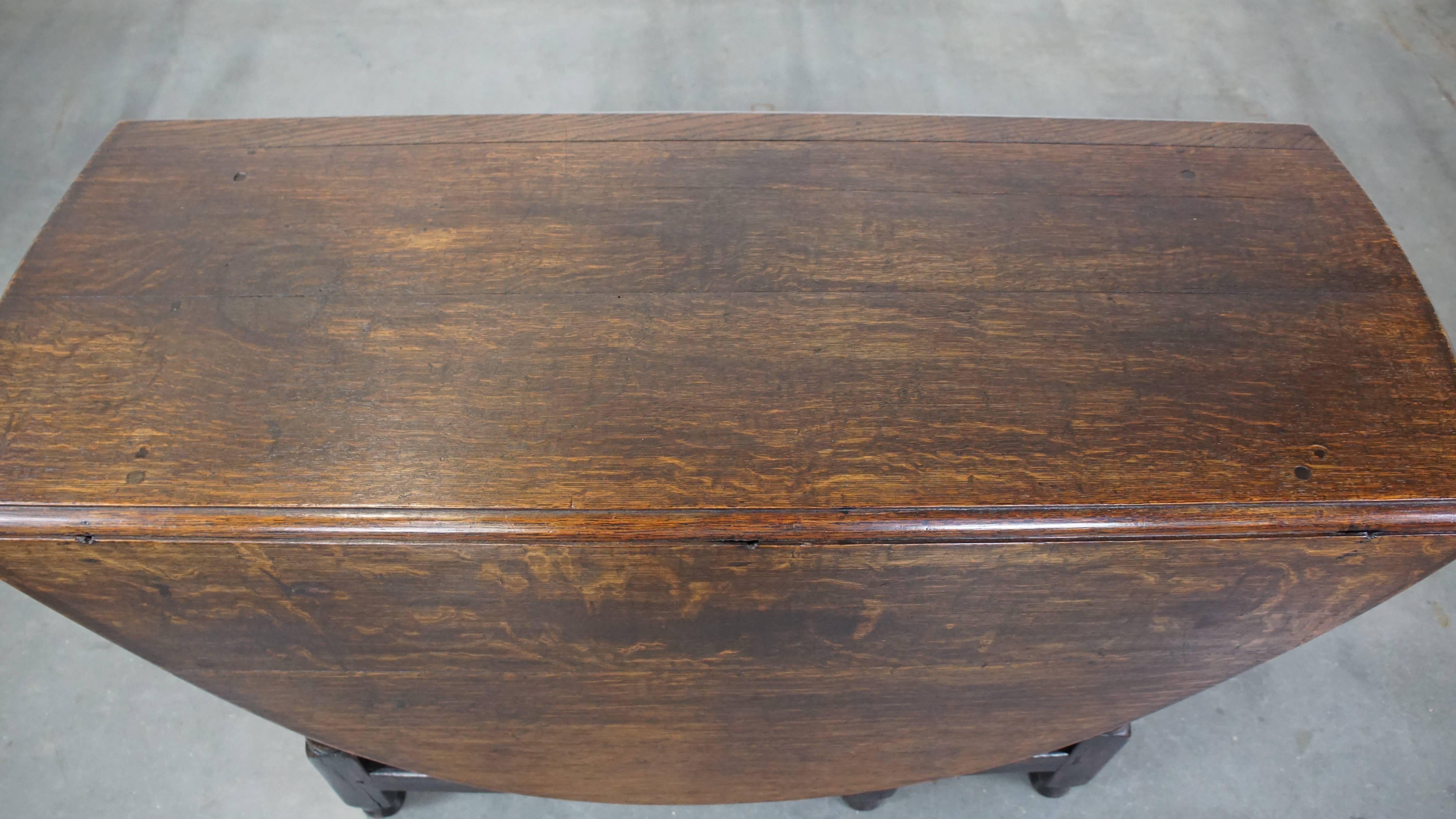 Très belle table anglaise ancienne en chêne avec une excellente patine. en vente 2