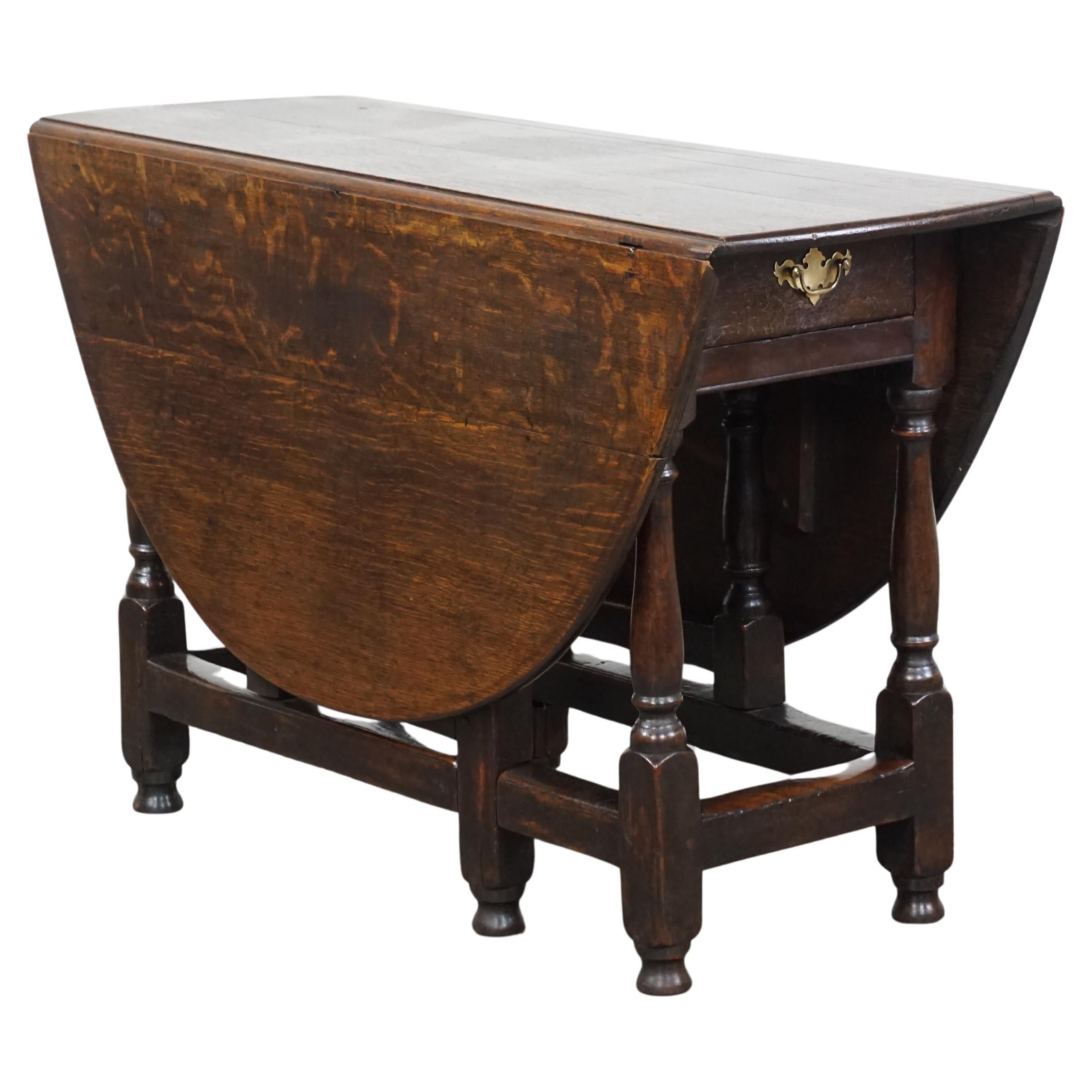 Très belle table anglaise ancienne en chêne avec une excellente patine. en vente
