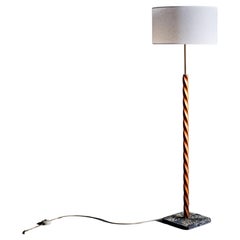Sehr schöne Art-Déco-Stehlampe aus gedrechseltem Kirschbaumholz, Zementsockel mit Marmoroberfläche