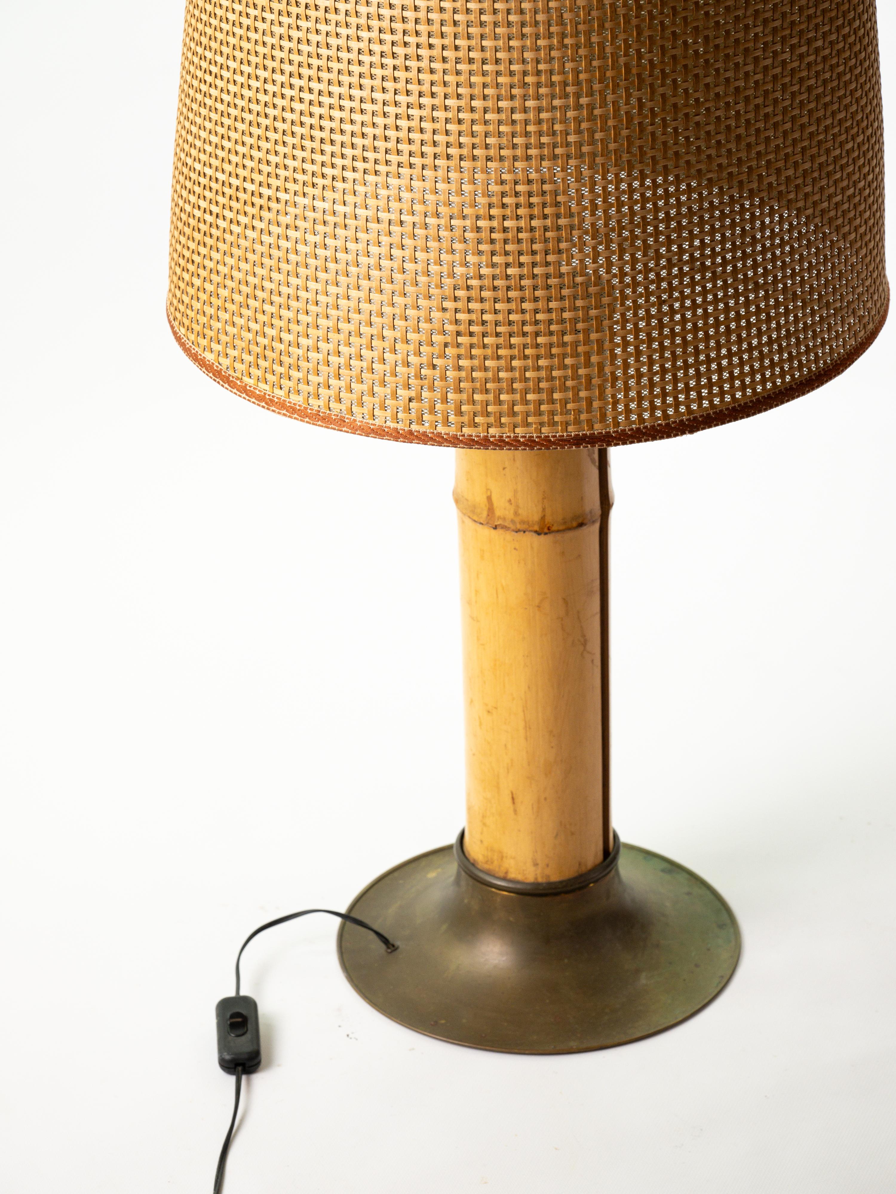 Très belle lampe de table Bambou. 

Pied en laiton patiné, abat-jour en rotin. 

Italie Circa 1970. 

Prise italienne. 

Plus d'informations sur demande. 