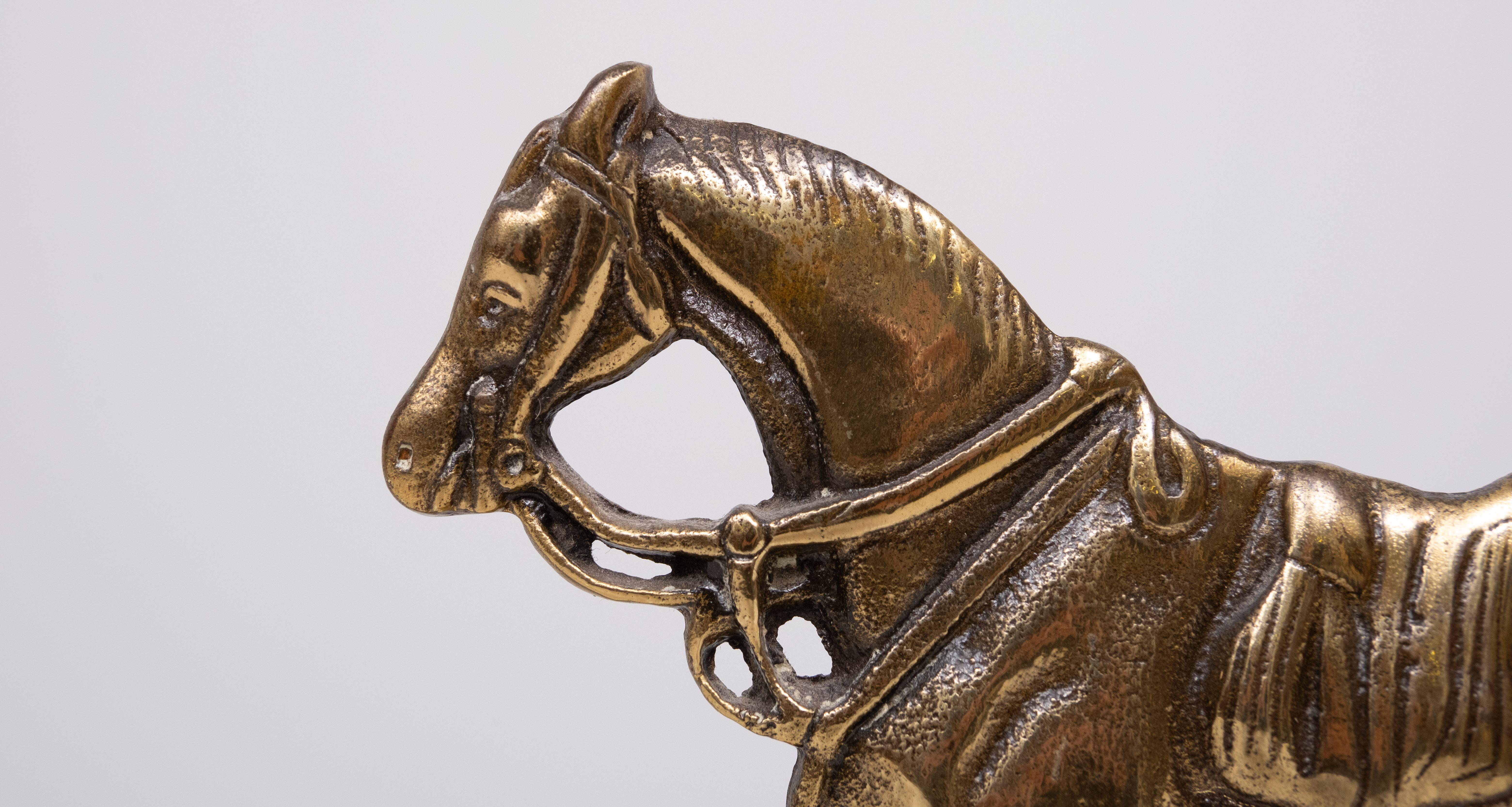 Sehr schöner Briefhalter aus Messing .Horse für einen Zaun  . 1950s 
