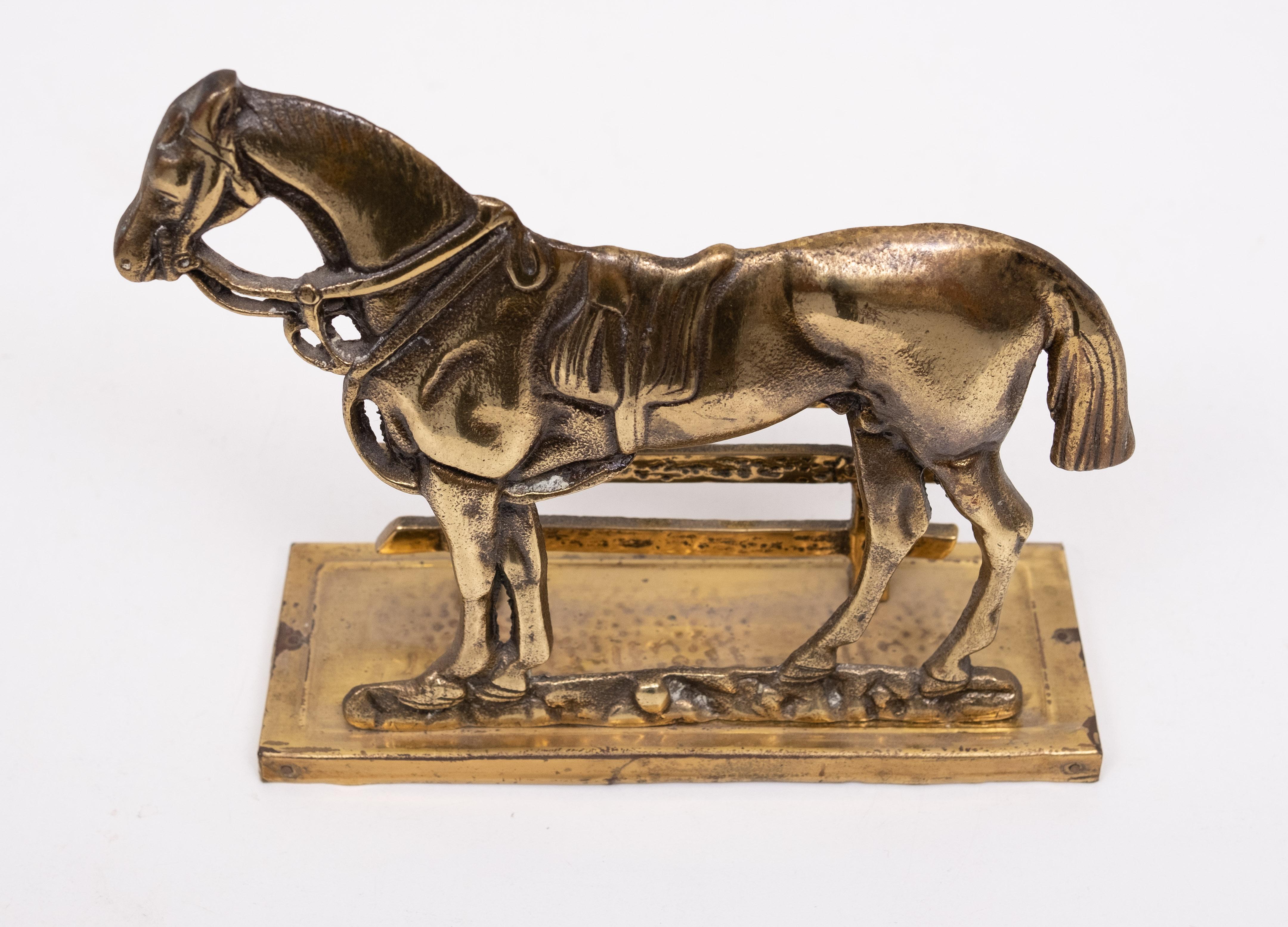 Sehr schöner Briefhalter aus Messing .Horse für einen Zaun  . 1950s (Italienisch) im Angebot