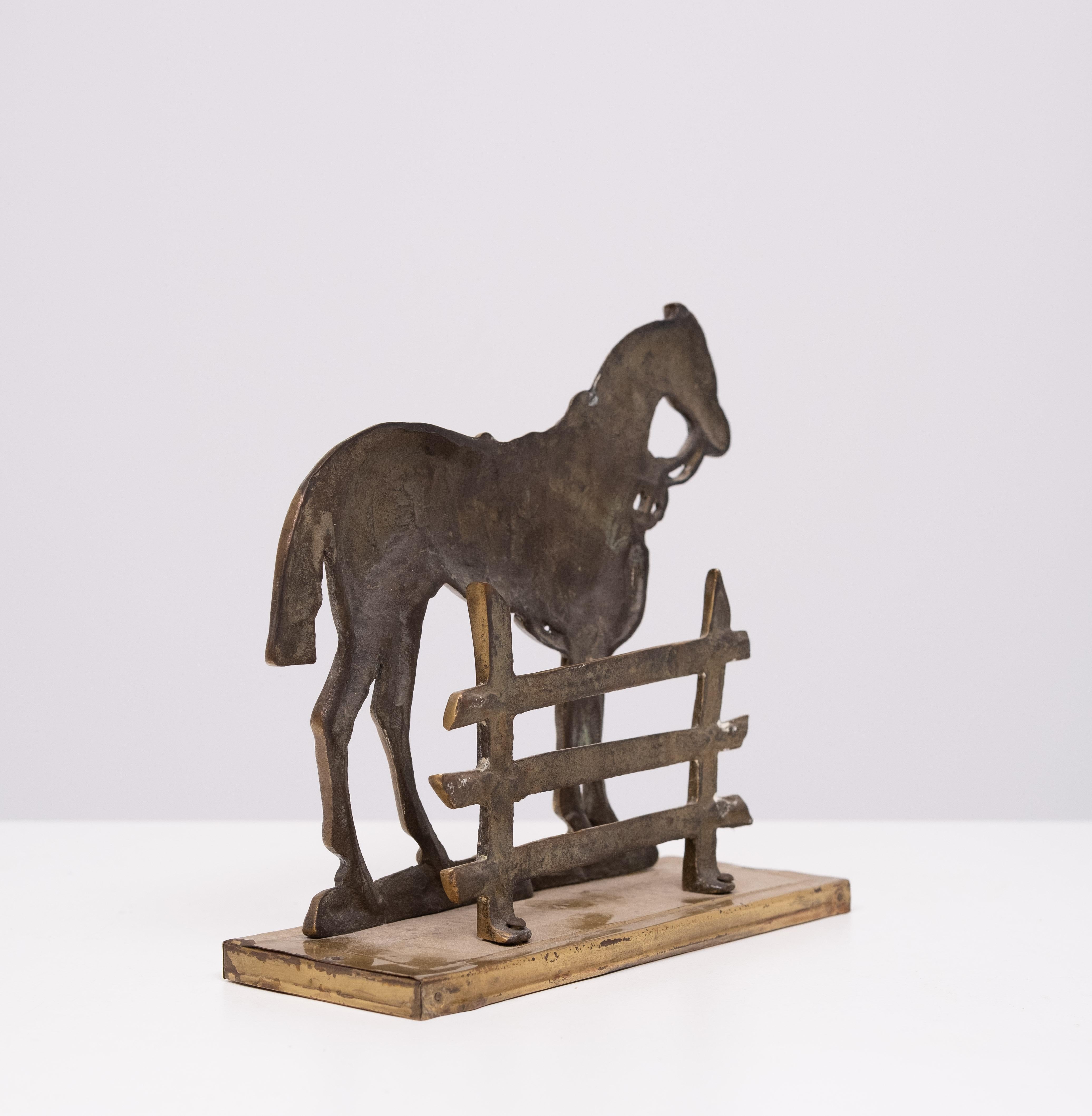 Sehr schöner Briefhalter aus Messing .Horse für einen Zaun  . 1950s im Angebot 1