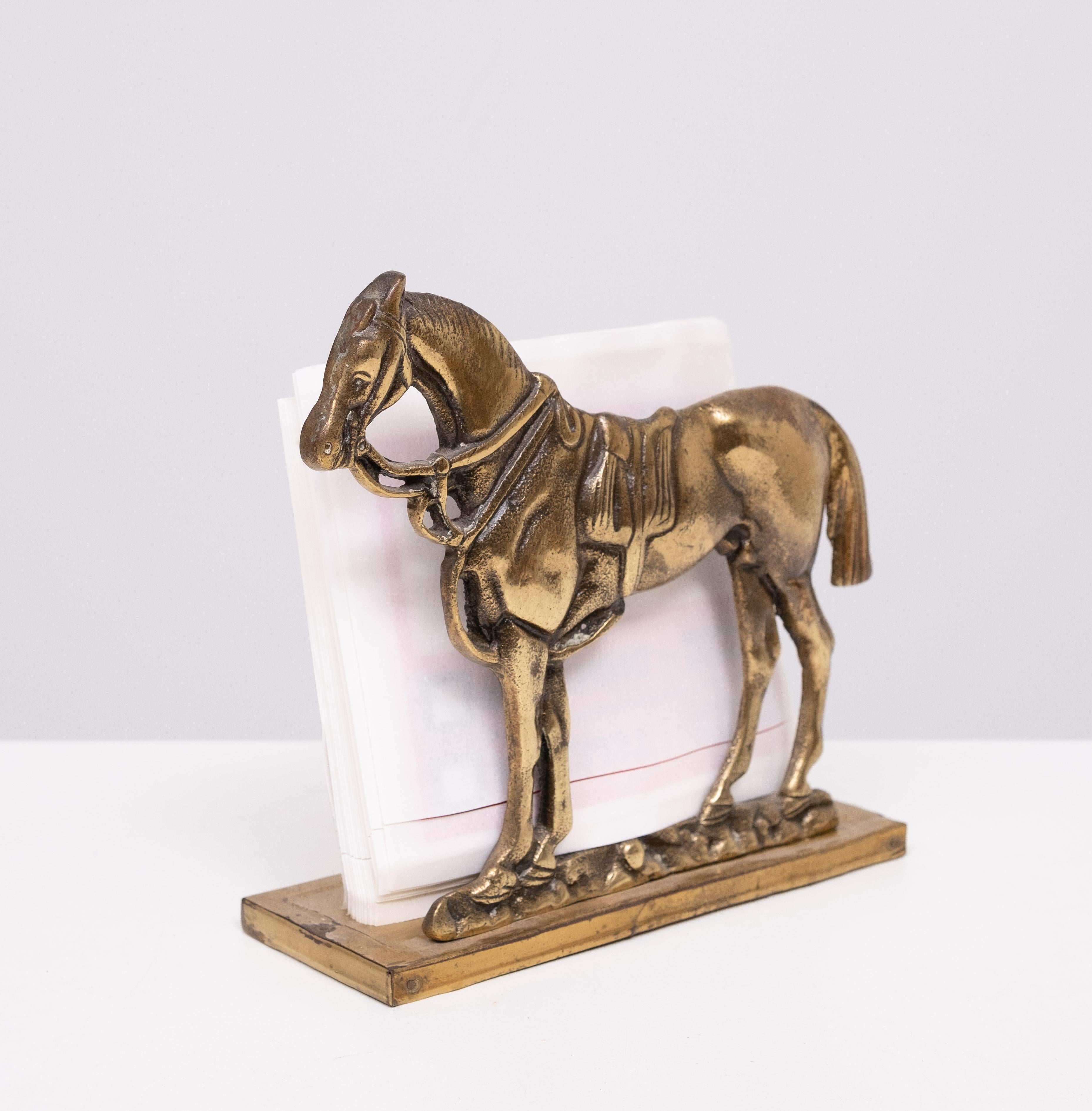 Sehr schöner Briefhalter aus Messing .Horse für einen Zaun  . 1950s im Angebot 2