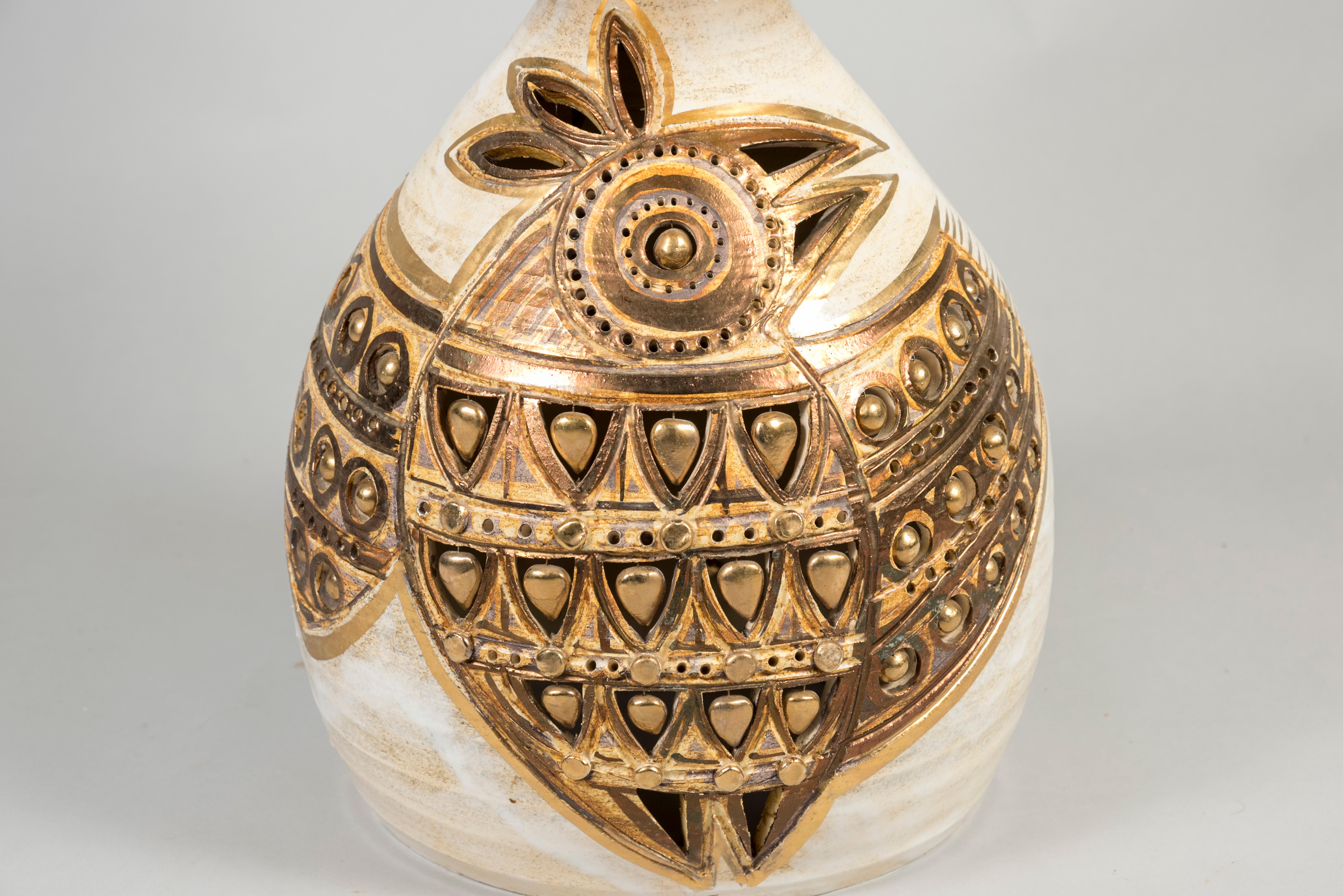 Rare lampe à aigle en céramique de Georges Pelletier
Pas d'abat-jour inclus 
Dimensions données sans ombre
Nouveau câblage 
Vallauris France.