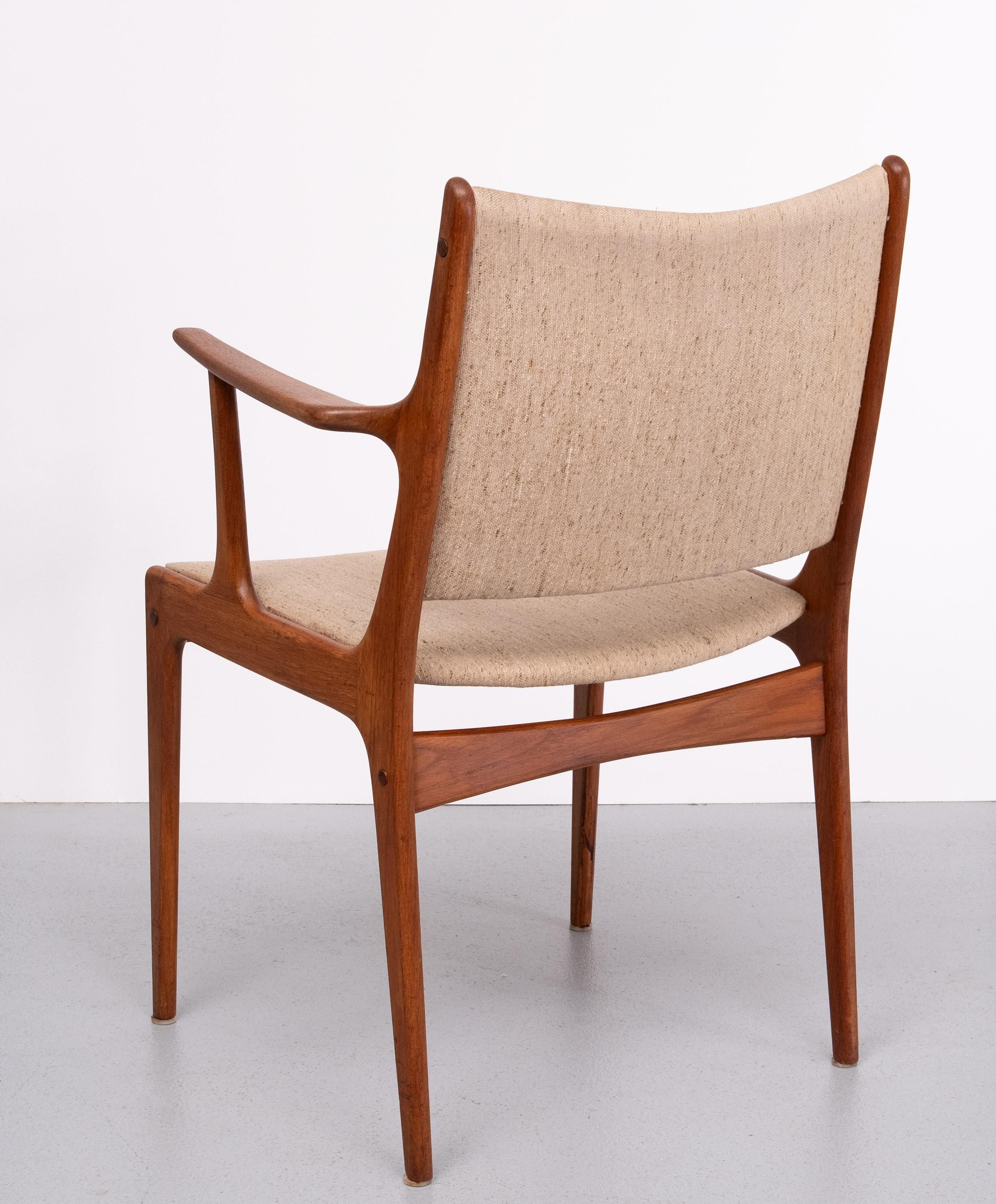 Danois Très beau fauteuil courbé en teck massif. Design/One  Johannes Andersen en vente