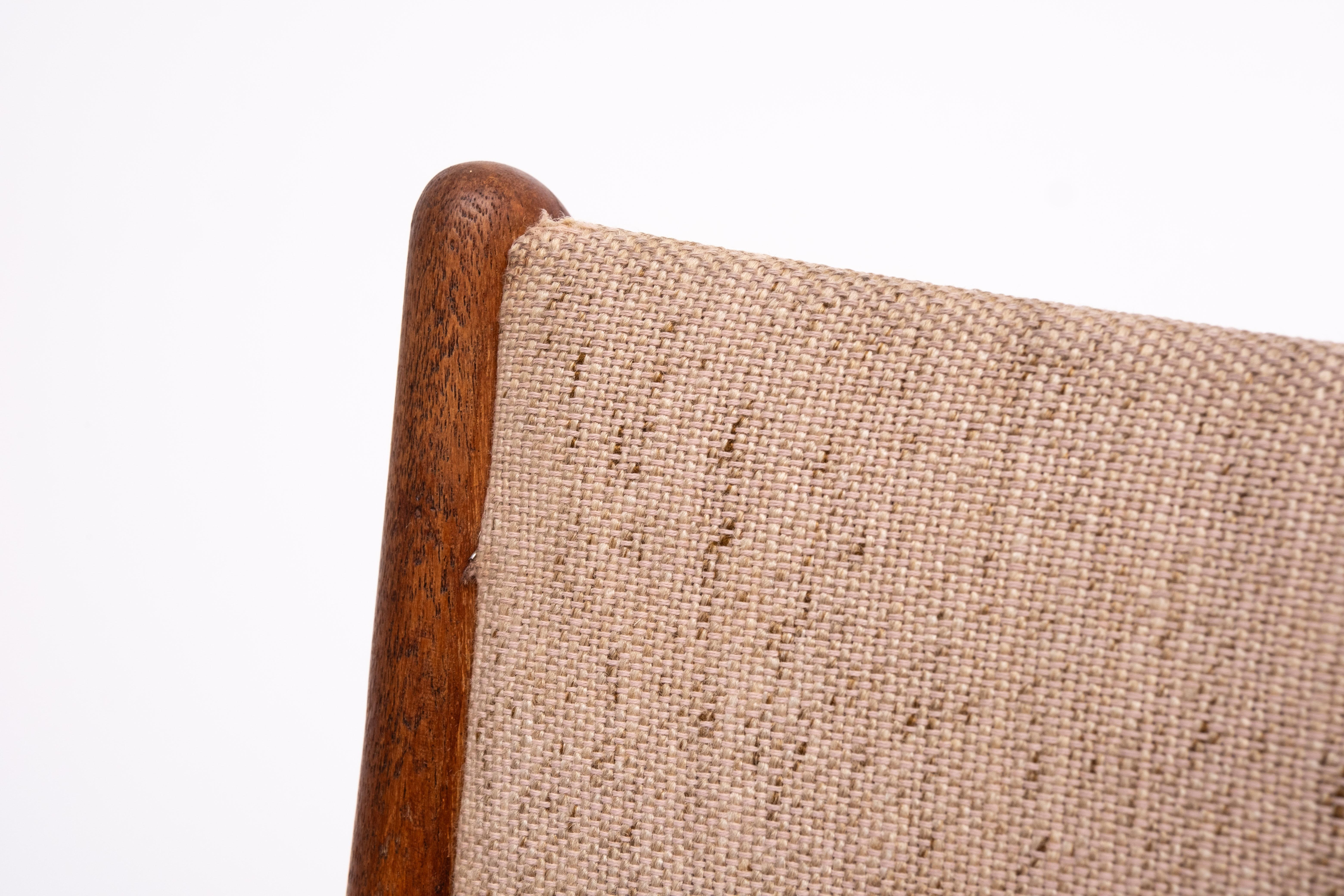 Très beau fauteuil courbé en teck massif. Design/One  Johannes Andersen en vente 1