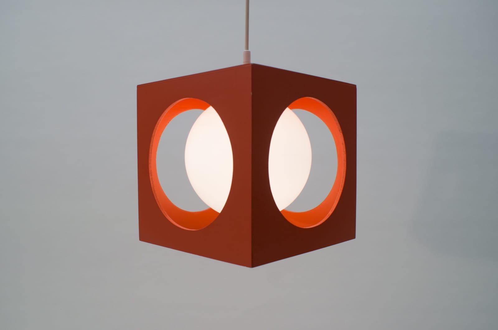 Very nice geometric Space Age lamp, 1960s, Germany

The white part is made of glass, the orange coloured cube is made of wood.

The lamp need 1 x E27 Edison screw fit bulb. Its wired, in working condition and run both on 110 / 230 volt.