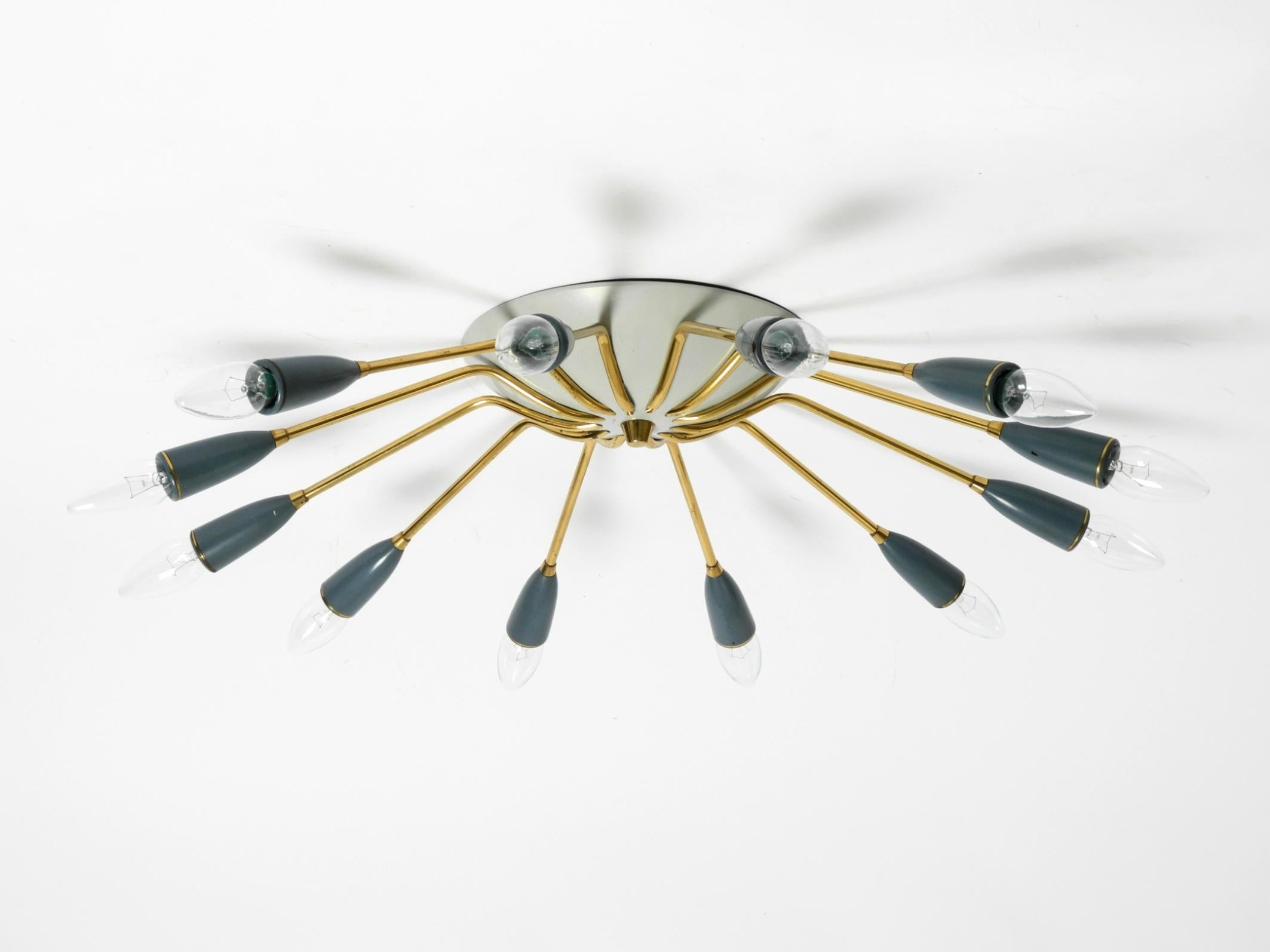 Mid-Century Modern Très belle plafonnier Spoutnik à 12 branches en laiton moderne du milieu du siècle dernier en vente