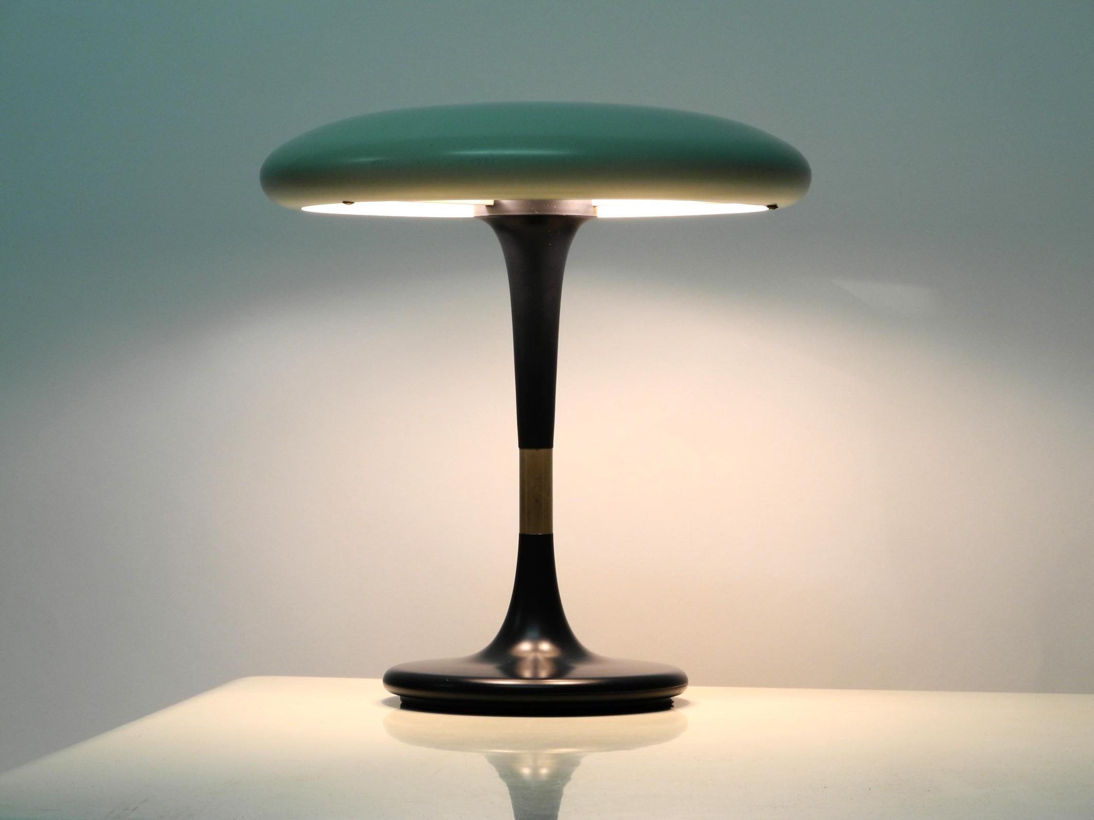 Very nice big 1960s Space Age Pop Art Mushroom table lamp.
Manufactured by Hillebrand. Made in Germany.
Very nice minimalistic Space Age design in very good condition.
Shade is made of light gray painted metal. The base and rod are made of black