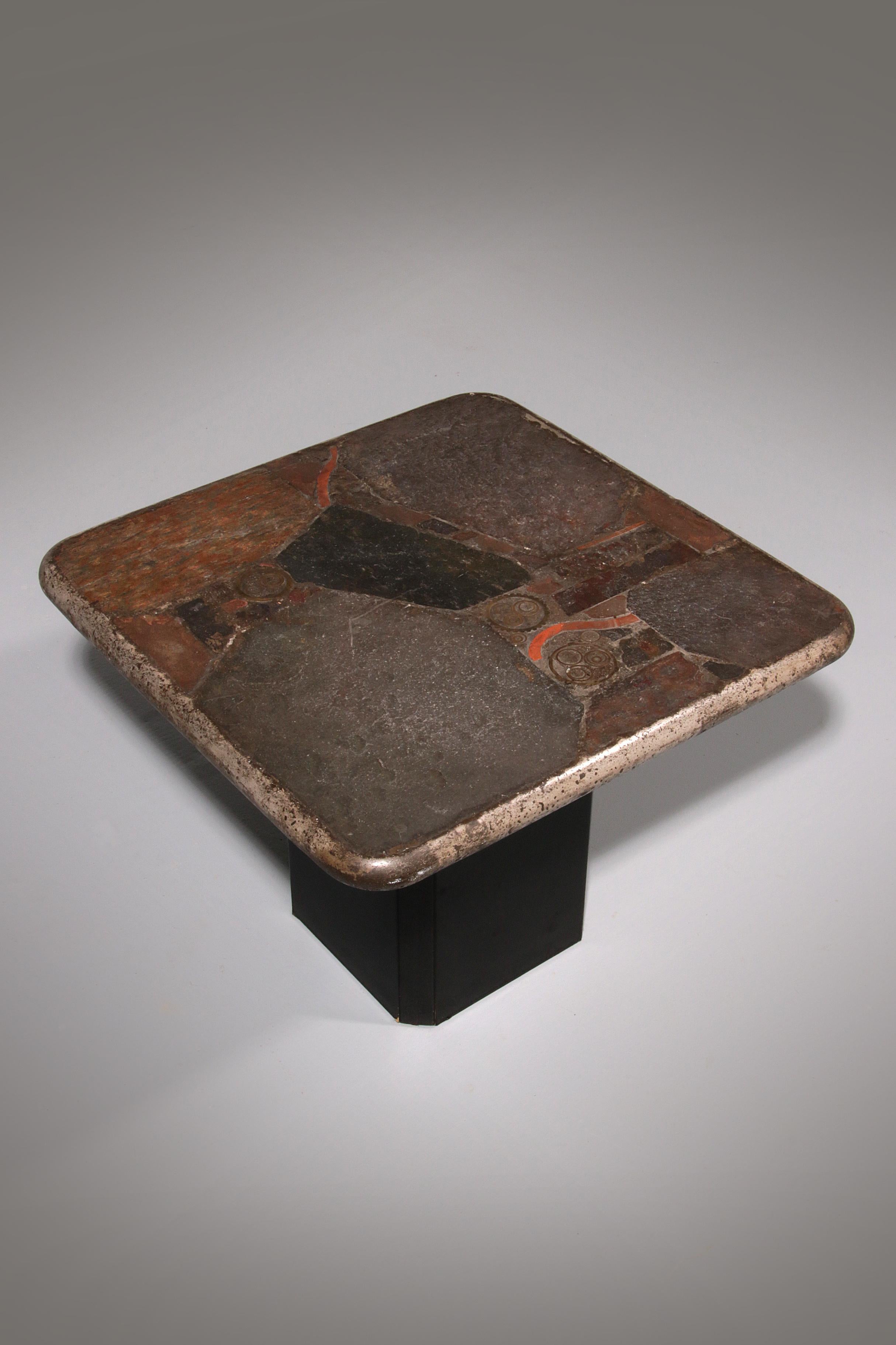 Fabriquée en 1986 par le designer néerlandais Marcus Kingma, cette table est un exemple frappant du savoir-faire artistique transmis d'une génération à l'autre. Fils du célèbre artiste Paul Kingma, Marcus a grandi entouré des matériaux bruts, des