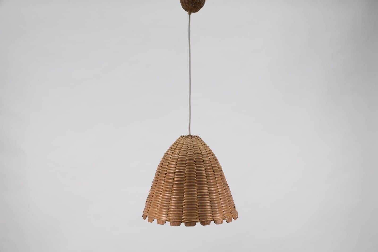 Lovely decorative Mid-Century Modern lamp. Manufactured in Italy, 1960s.

Executed in wicker, wood and metal and comes with 1 x E27 / E26 Edison screw fit bulb holder, is wired and in working condition. It runs both on 110/230 Volt.

Adjustable