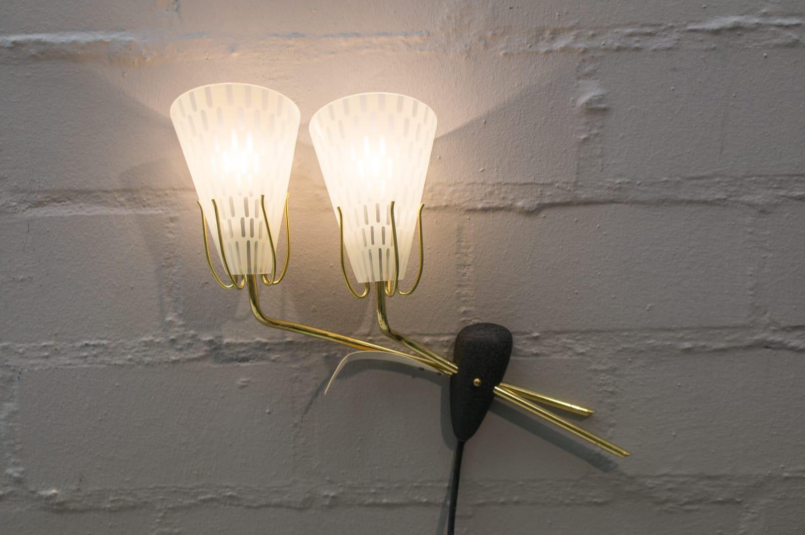 Les lampes sont exécutées avec des ampoules E14 Edison à vis. Il est câblé et en état de marche. Il fonctionne à la fois sur 110 et 230 volts.

 