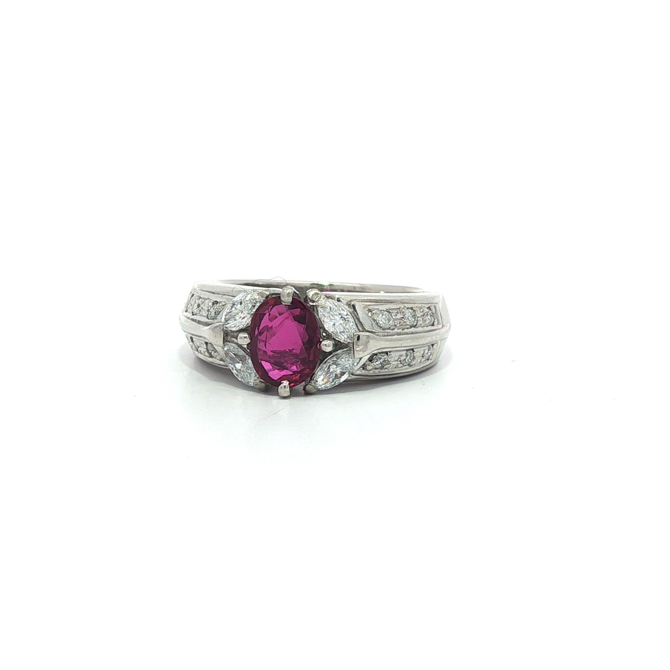 Très belle bague en platine 0.96ctw Rubis ovale avec Marquise et Diamant rond en vente 5