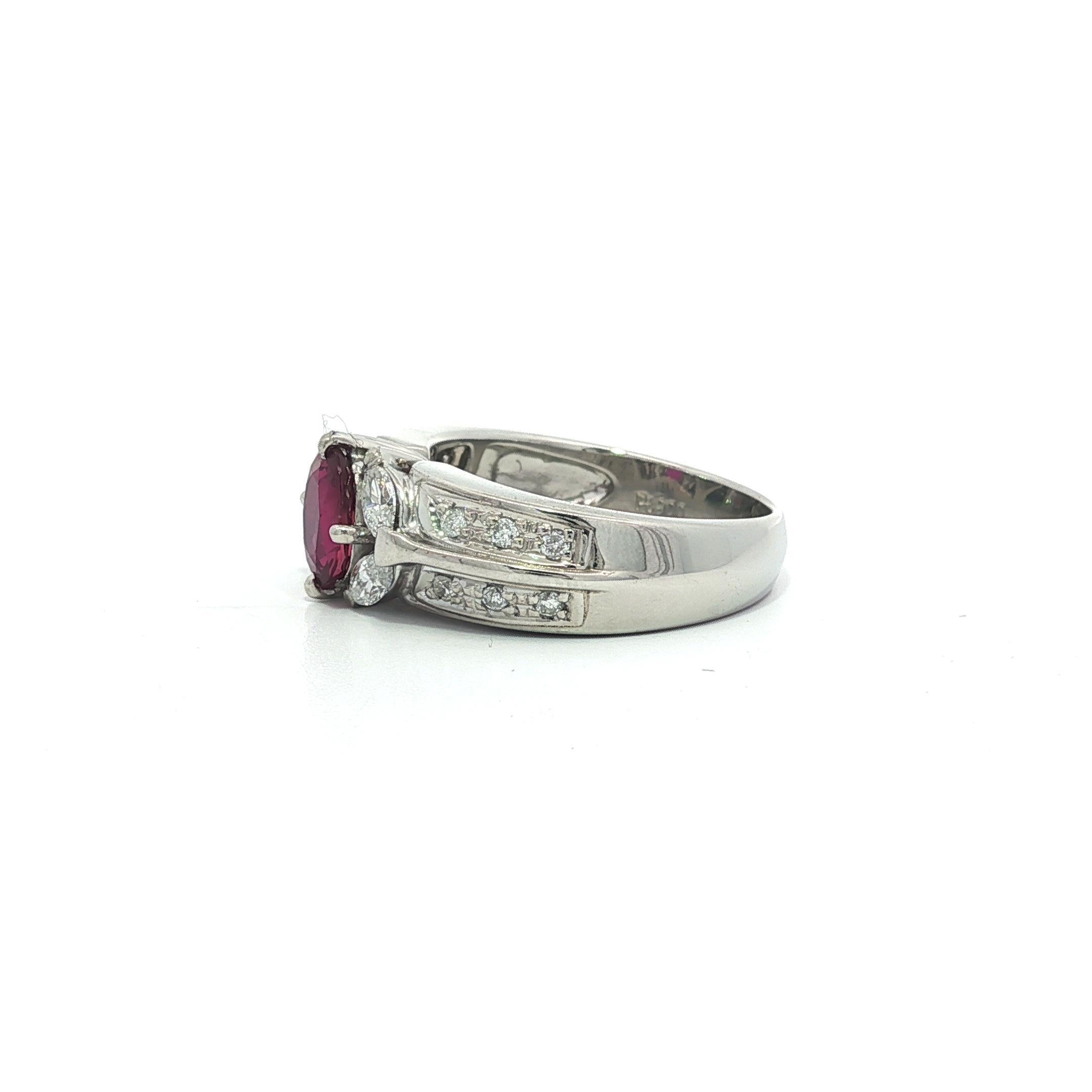 --Pierre(s) :...
(1) Rubis véritable naturel - taille ovale brillante - serti - couleur rouge profond - 0,70ct (exact)
Diamants naturels authentiques - 12 diamants ronds de taille brillante et 4 diamants de taille marquise - pavés et sertis - beaux