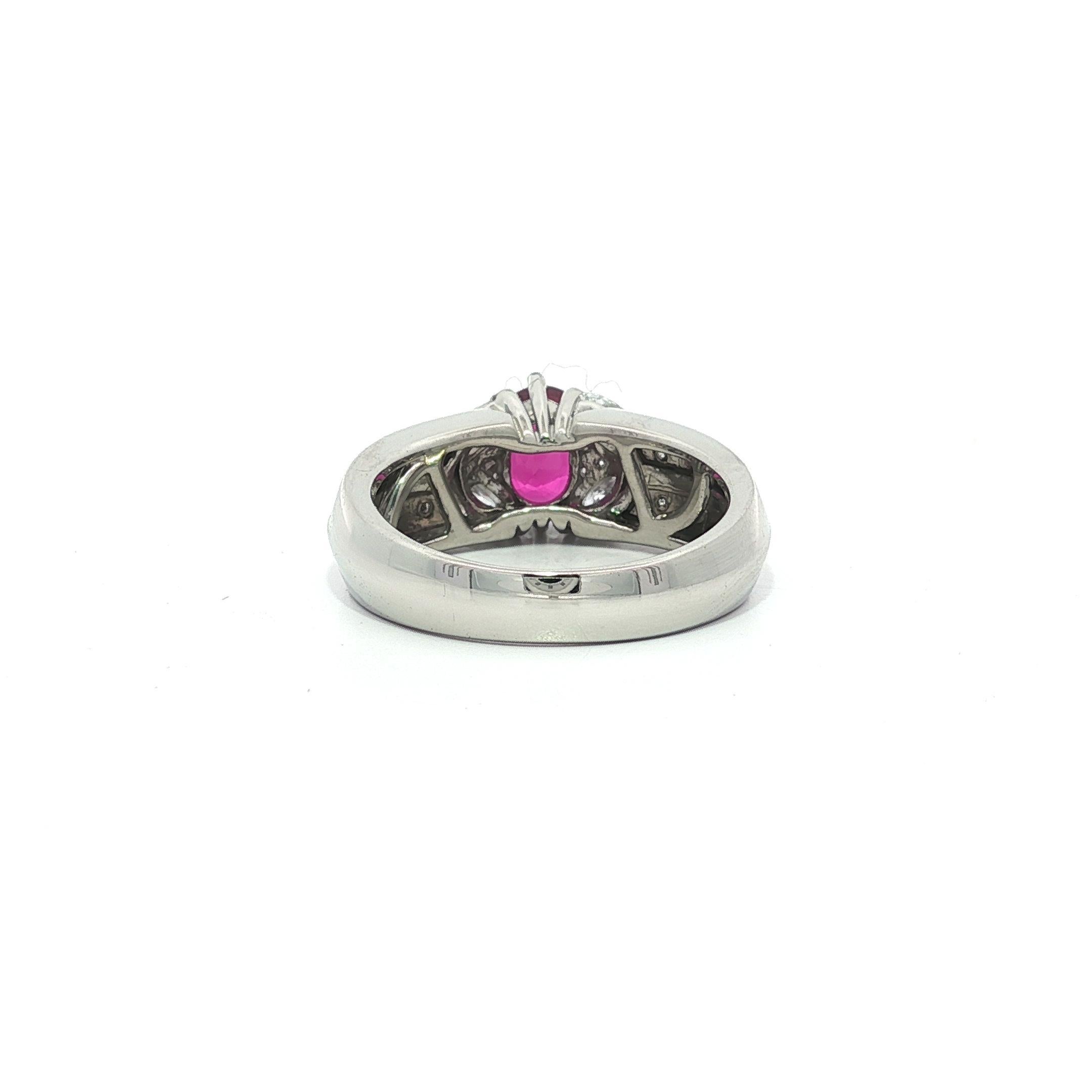 Taille brillant Très belle bague en platine 0.96ctw Rubis ovale avec Marquise et Diamant rond en vente