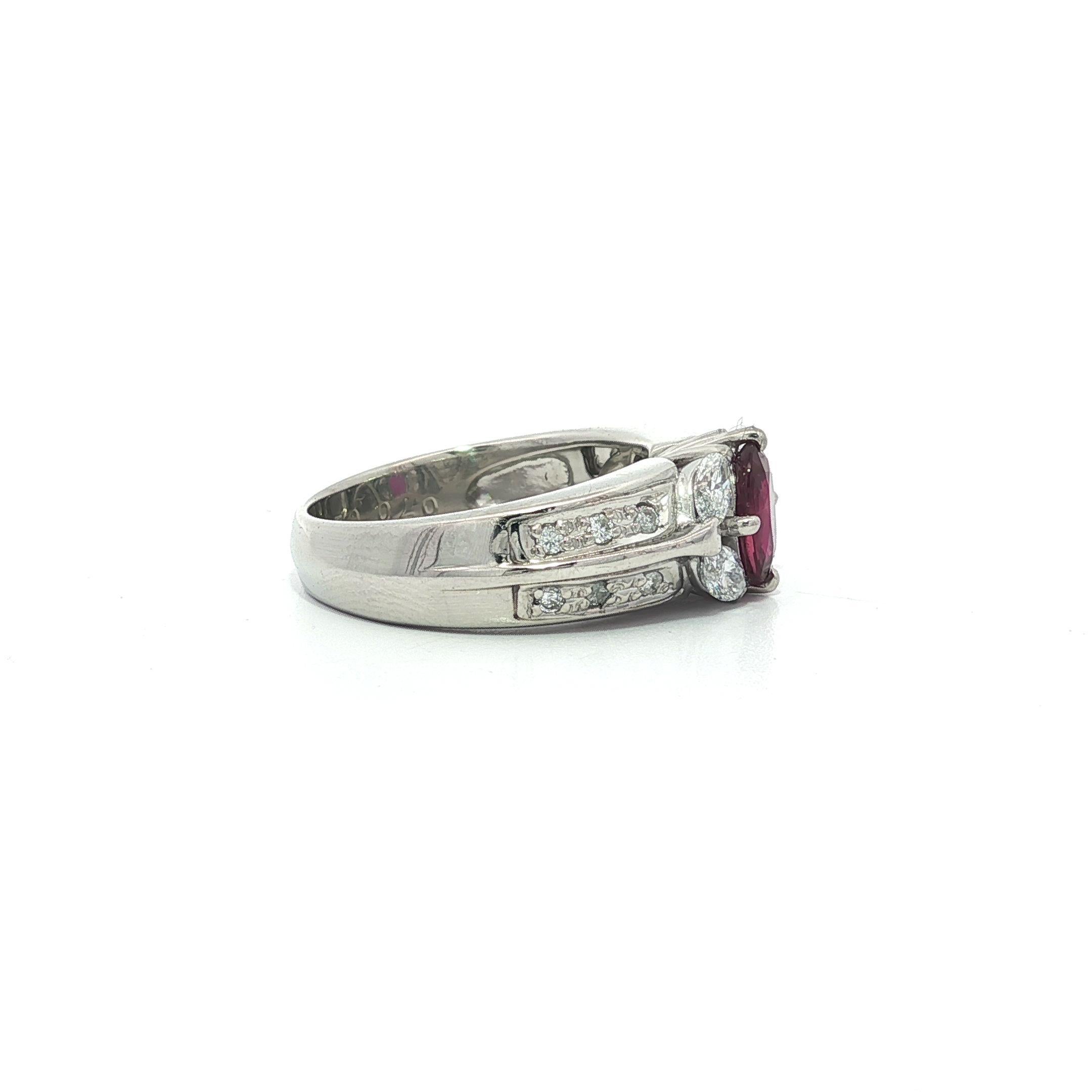 Très belle bague en platine 0.96ctw Rubis ovale avec Marquise et Diamant rond Excellent état - En vente à Montclair, NJ