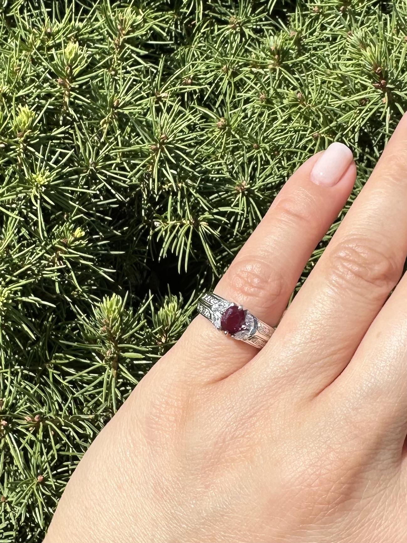 Très belle bague en platine 0.96ctw Rubis ovale avec Marquise et Diamant rond Pour femmes en vente
