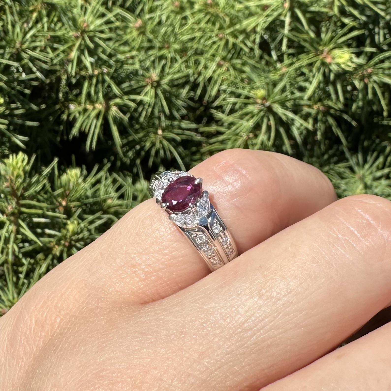 Très belle bague en platine 0.96ctw Rubis ovale avec Marquise et Diamant rond en vente 1