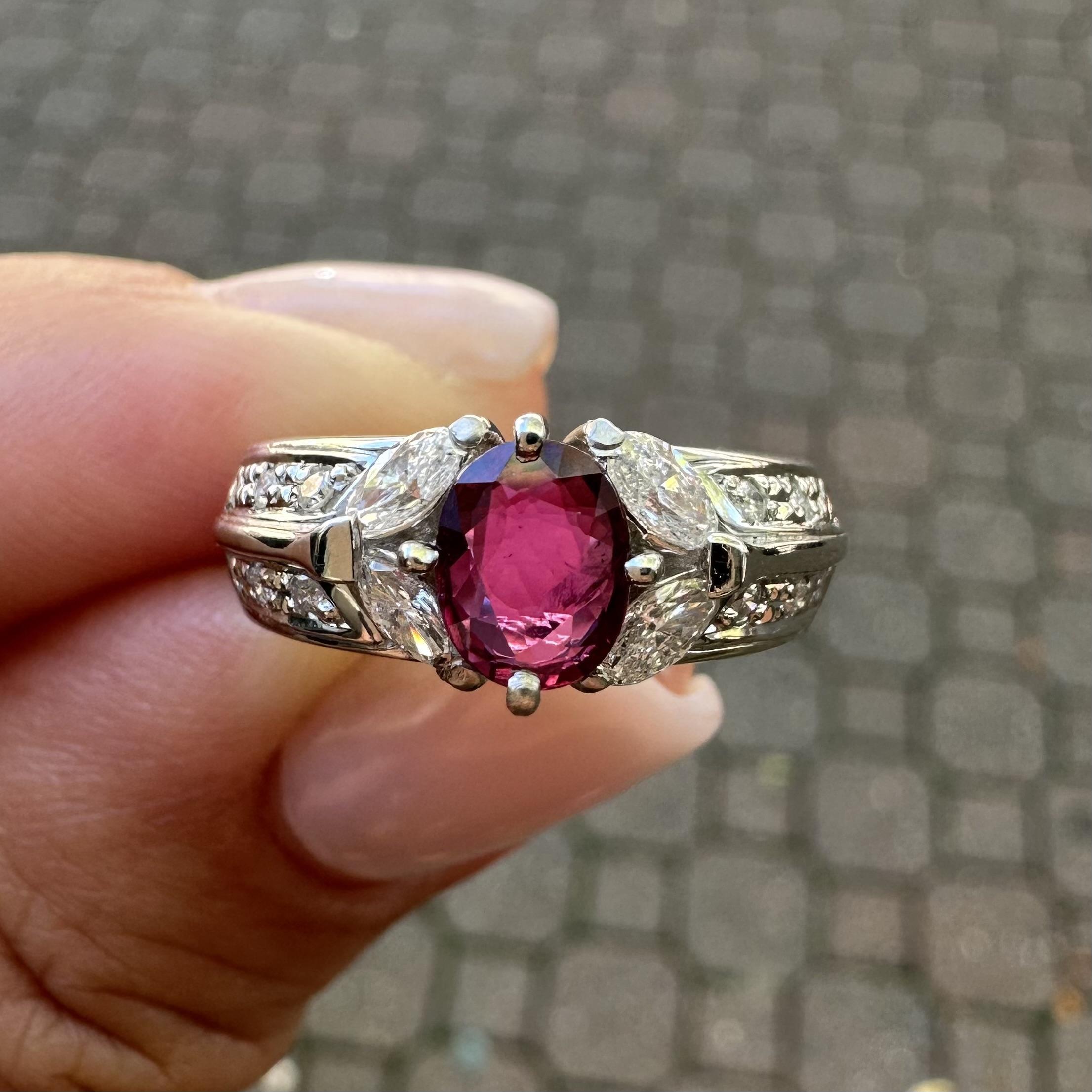 Très belle bague en platine 0.96ctw Rubis ovale avec Marquise et Diamant rond en vente 2