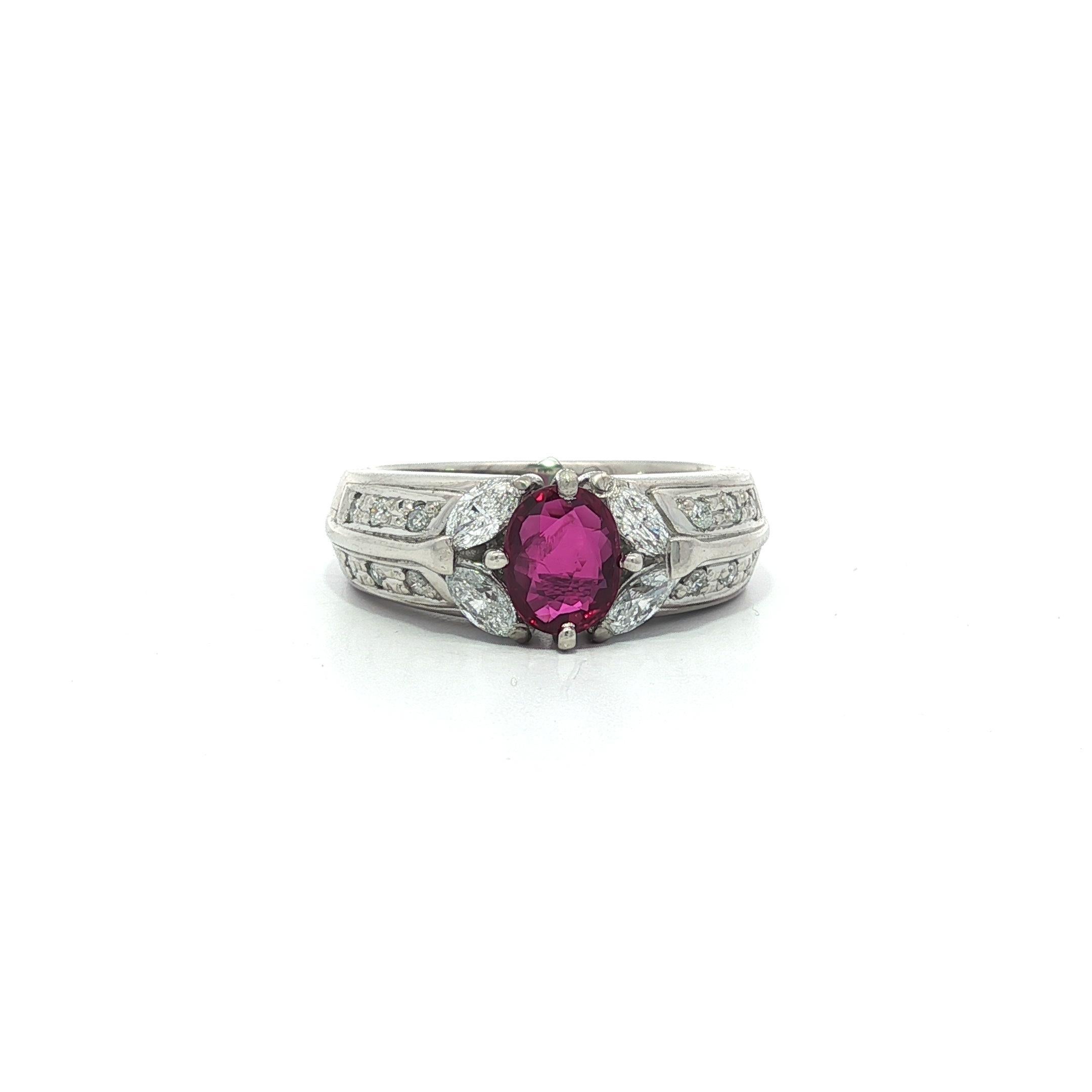 Très belle bague en platine 0.96ctw Rubis ovale avec Marquise et Diamant rond en vente 3