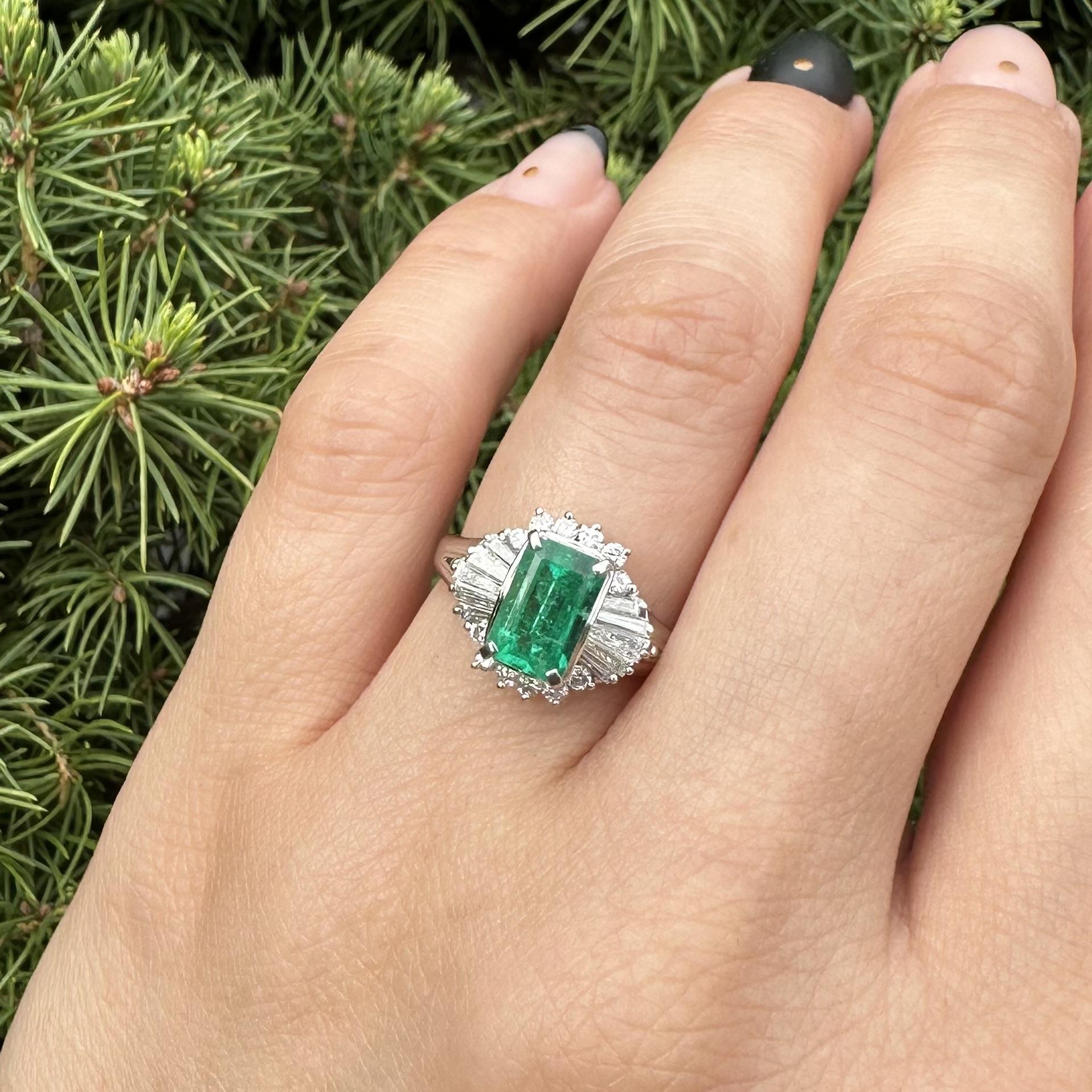 Très belle bague en platine GIA 2.02ct Long Vivid Green Colombian Emerald w/ Diamond Ring en vente 5