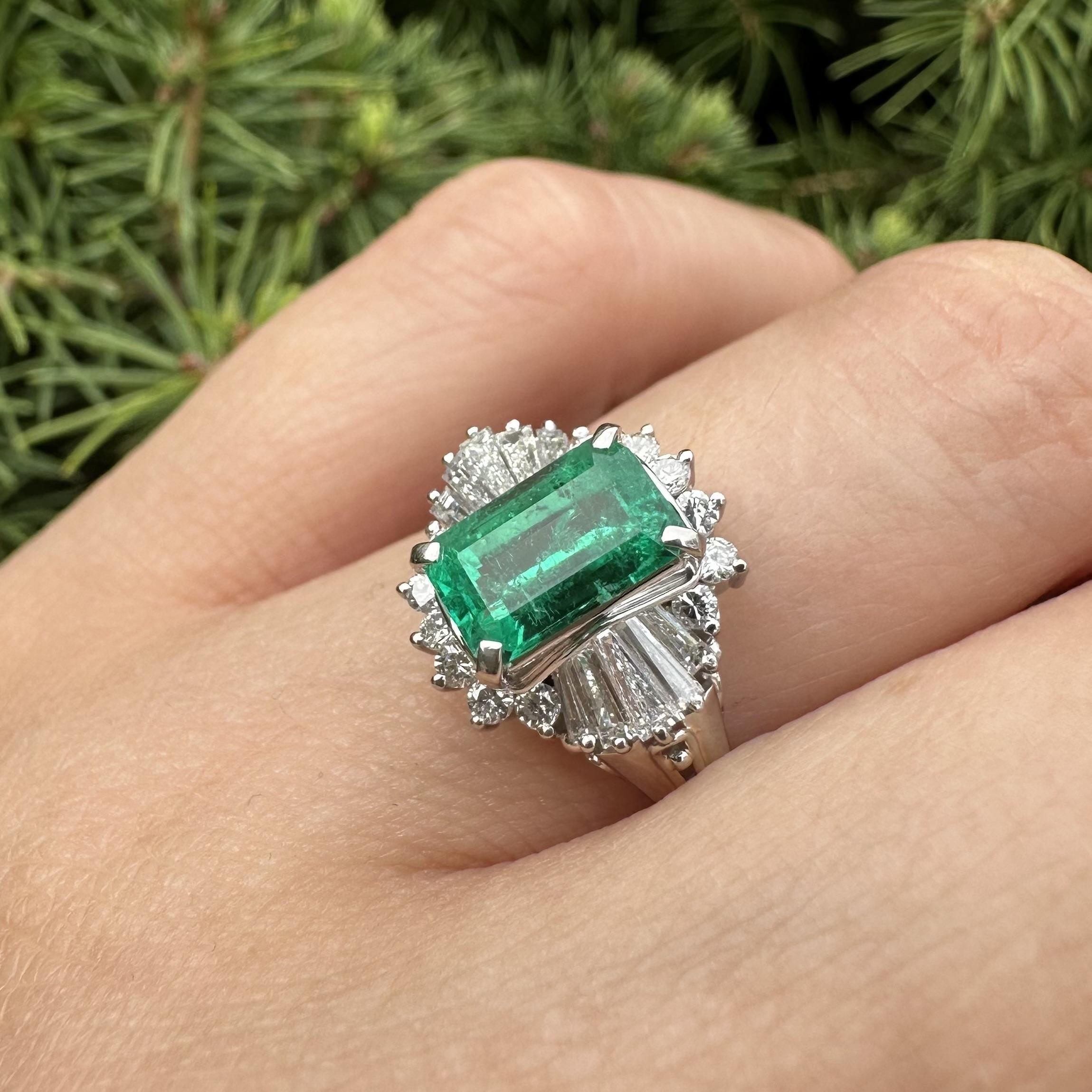 Très belle bague en platine GIA 2.02ct Long Vivid Green Colombian Emerald w/ Diamond Ring en vente 6
