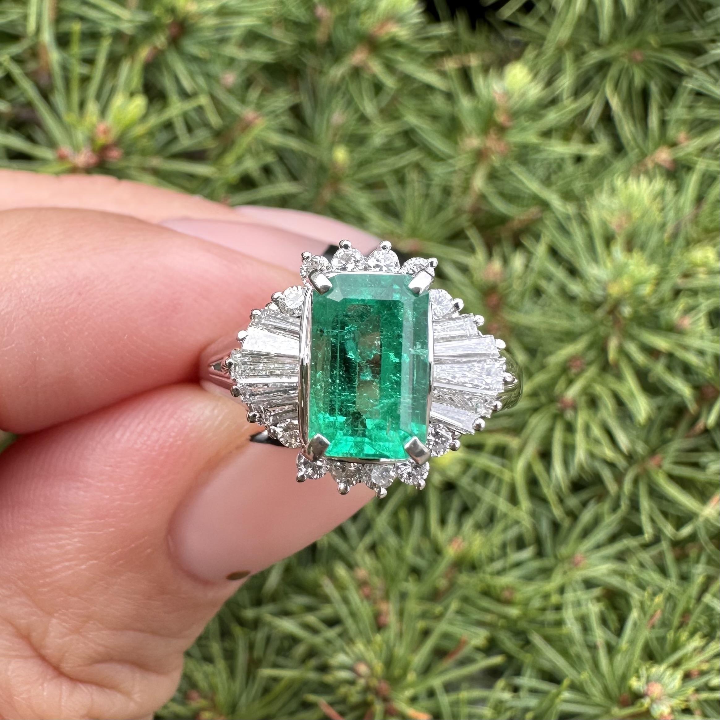 Très belle bague en platine GIA 2.02ct Long Vivid Green Colombian Emerald w/ Diamond Ring en vente 7
