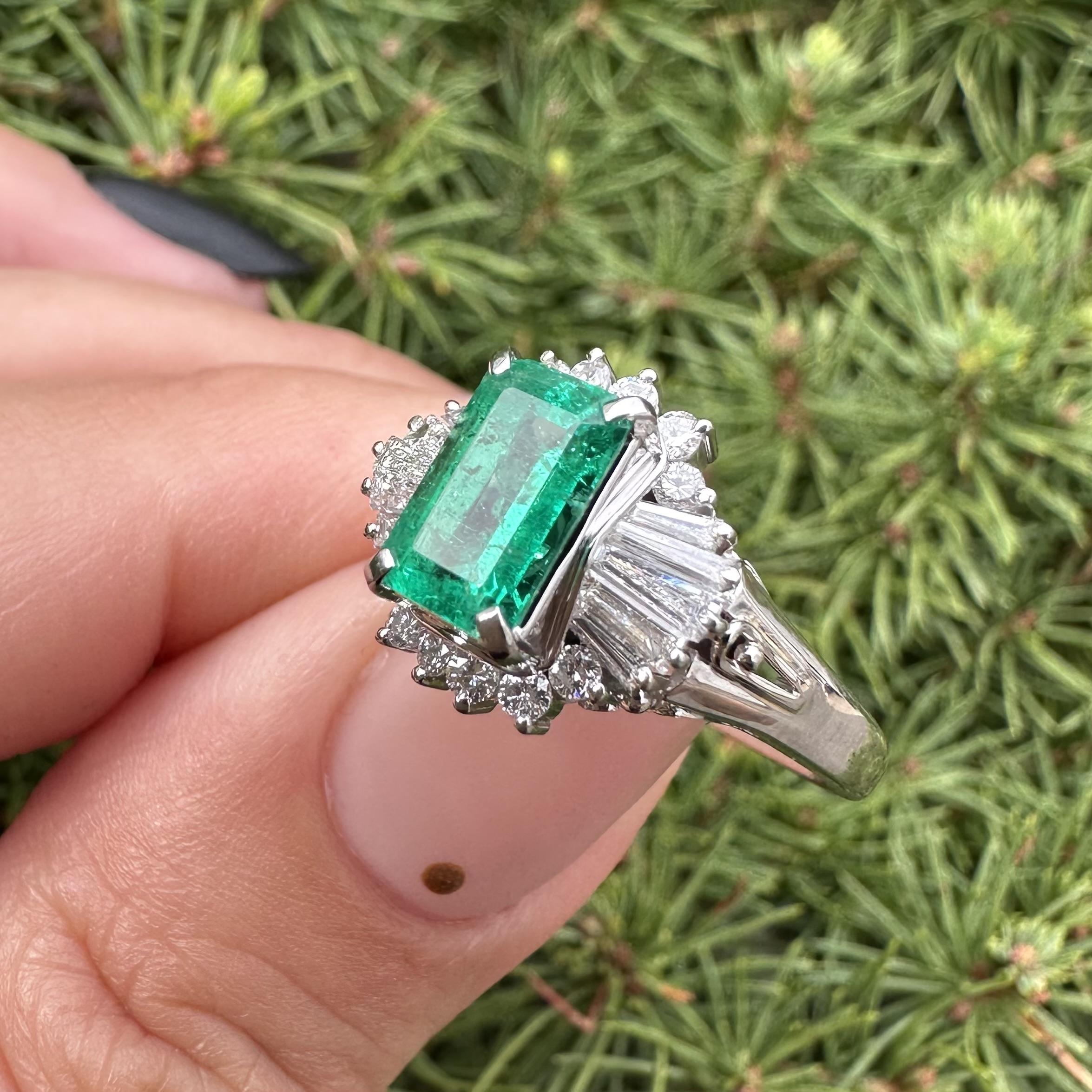 Très belle bague en platine GIA 2.02ct Long Vivid Green Colombian Emerald w/ Diamond Ring en vente 8