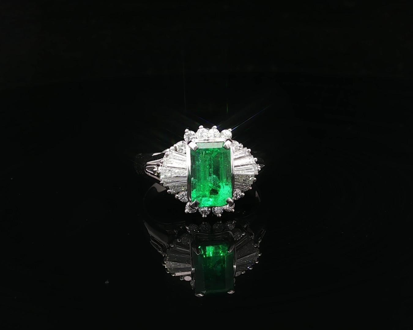 Très belle bague en platine GIA 2.02ct Long Vivid Green Colombian Emerald w/ Diamond Ring en vente 10