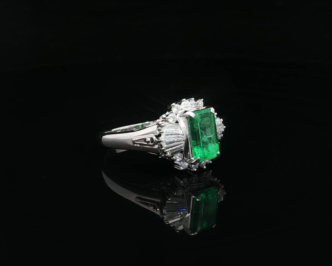 Très belle bague en platine GIA 2.02ct Long Vivid Green Colombian Emerald w/ Diamond Ring en vente 11