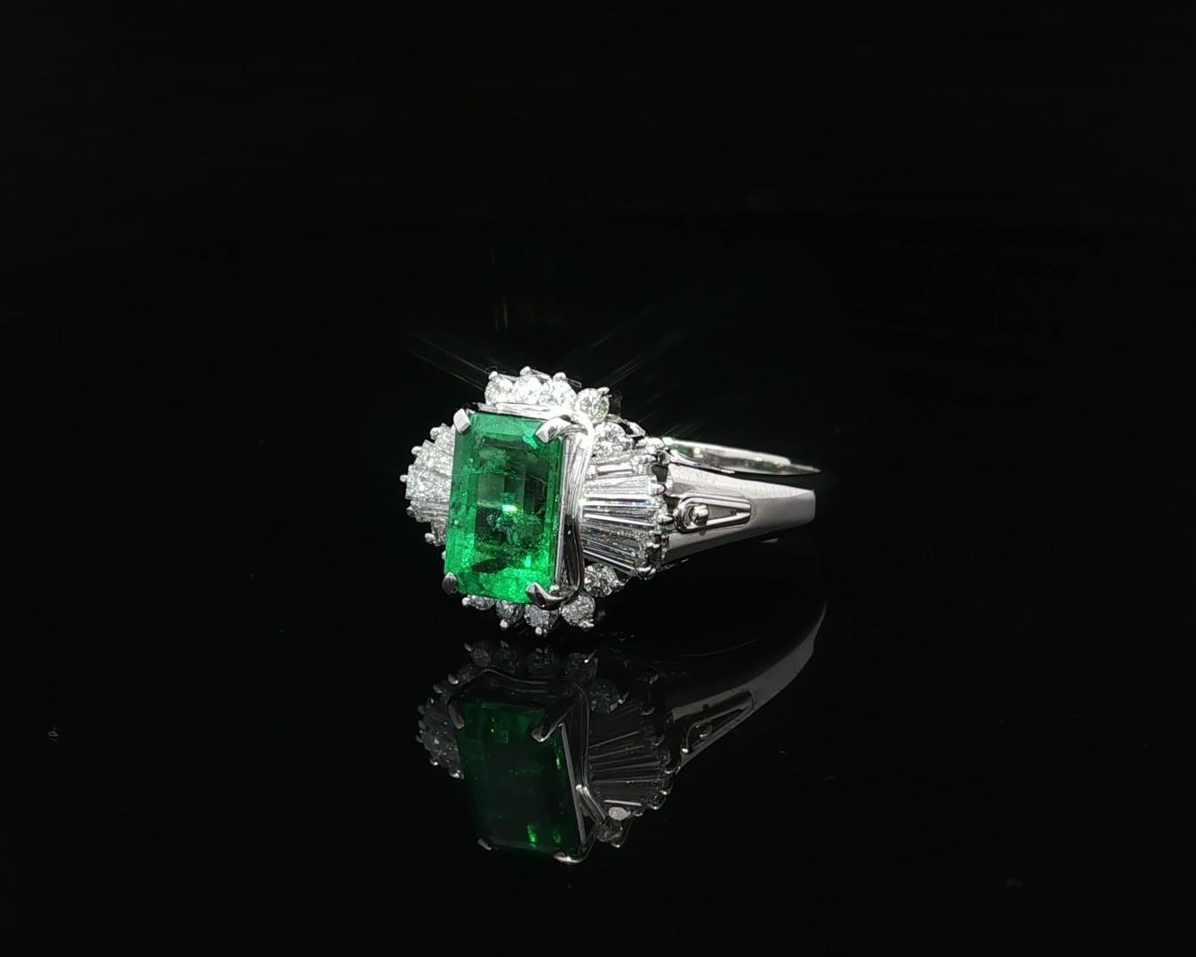 Très belle bague en platine GIA 2.02ct Long Vivid Green Colombian Emerald w/ Diamond Ring en vente 12