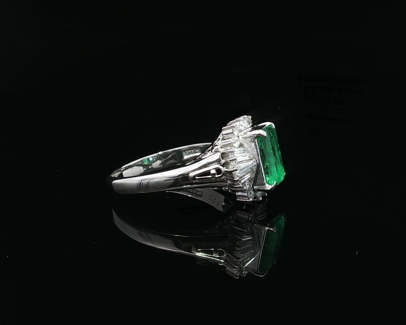 Très belle bague en platine GIA 2.02ct Long Vivid Green Colombian Emerald w/ Diamond Ring en vente 14