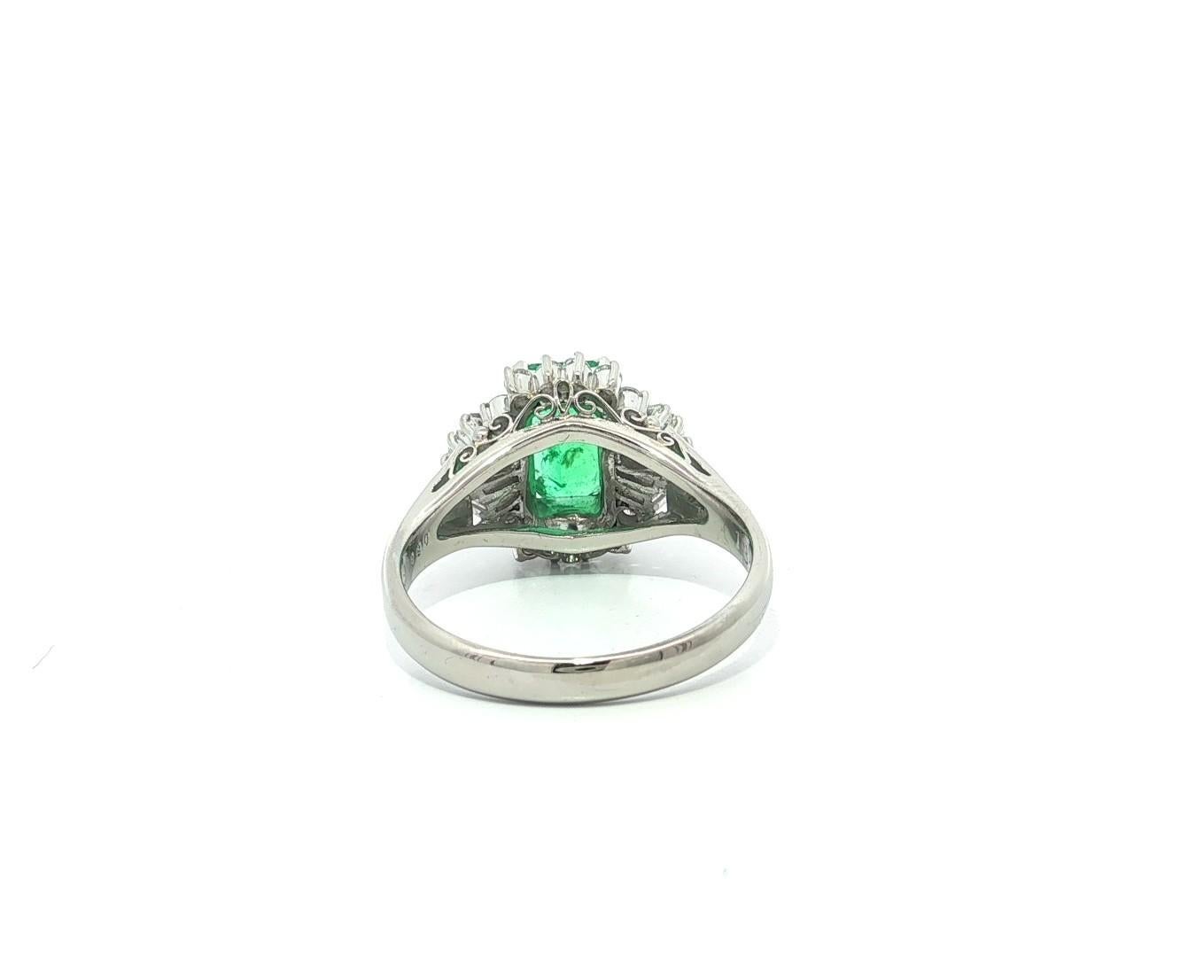 --Pierre(s) :...
(1) Émeraude naturelle véritable - Émeraude longue taille octogonale - serti clos - couleur vert vif - colombienne - F1 Clarity Enhanced - huile - 1.39ct (exact)
** Voir les détails de la certification ci-dessous pour des