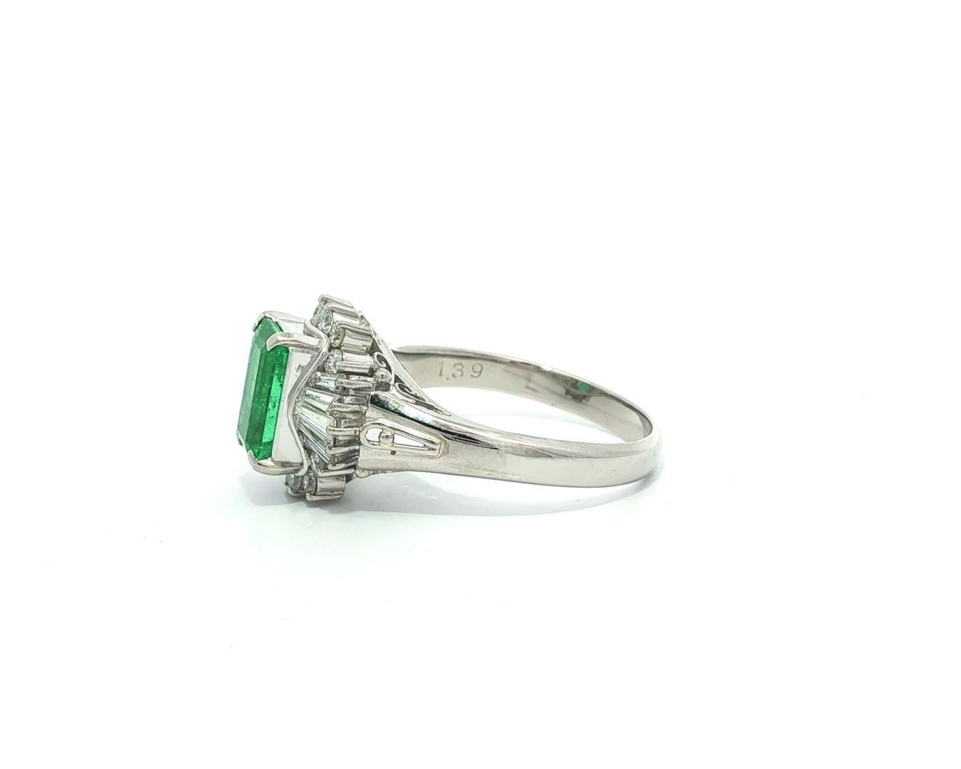 Taille émeraude Très belle bague en platine GIA 2.02ct Long Vivid Green Colombian Emerald w/ Diamond Ring en vente