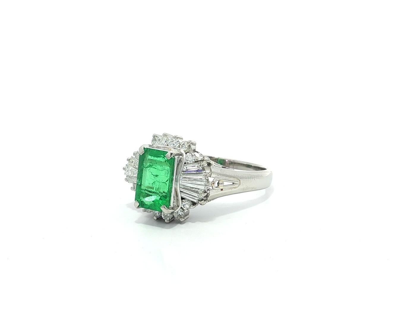 Très belle bague en platine GIA 2.02ct Long Vivid Green Colombian Emerald w/ Diamond Ring Excellent état - En vente à Montclair, NJ