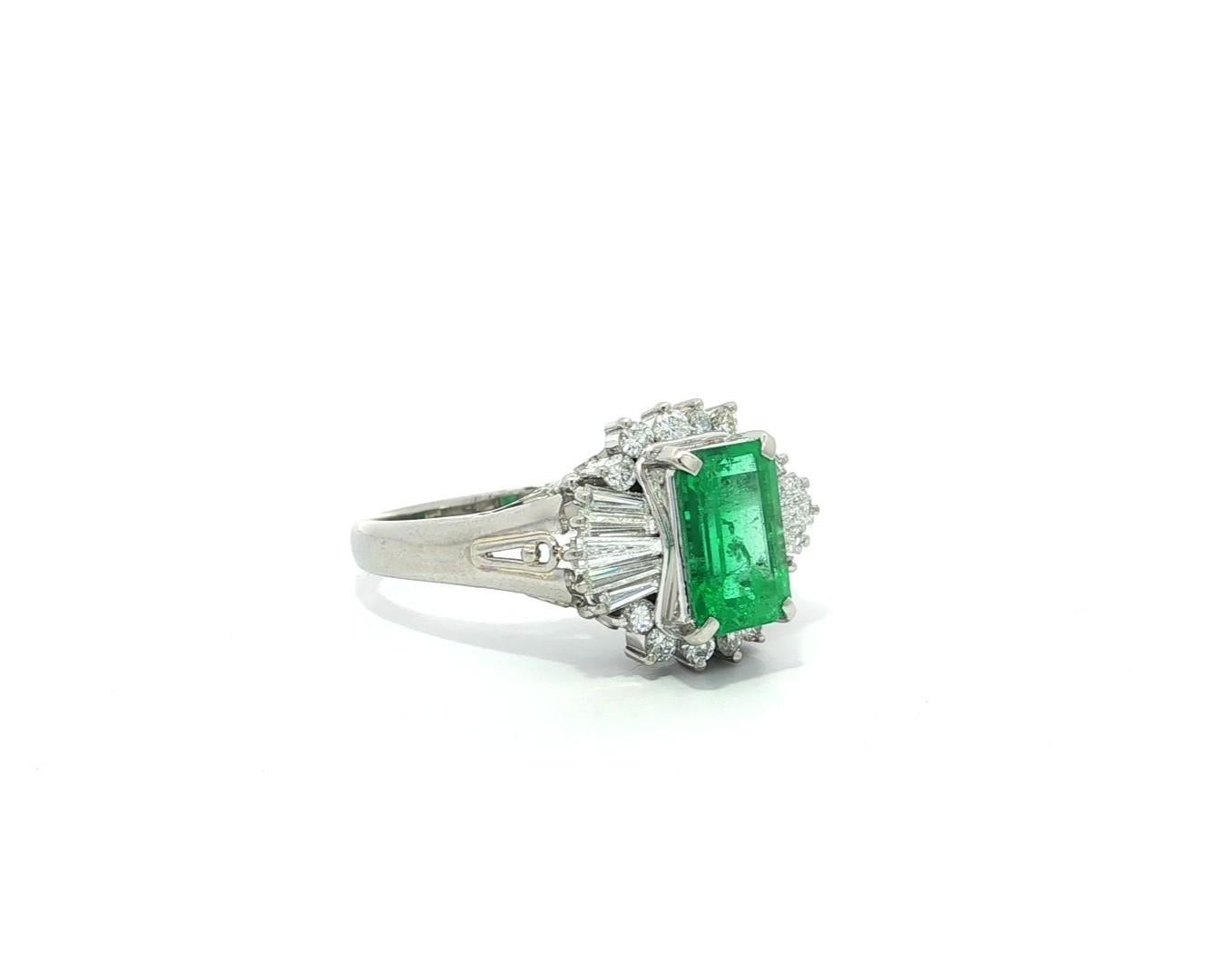 Très belle bague en platine GIA 2.02ct Long Vivid Green Colombian Emerald w/ Diamond Ring en vente 1