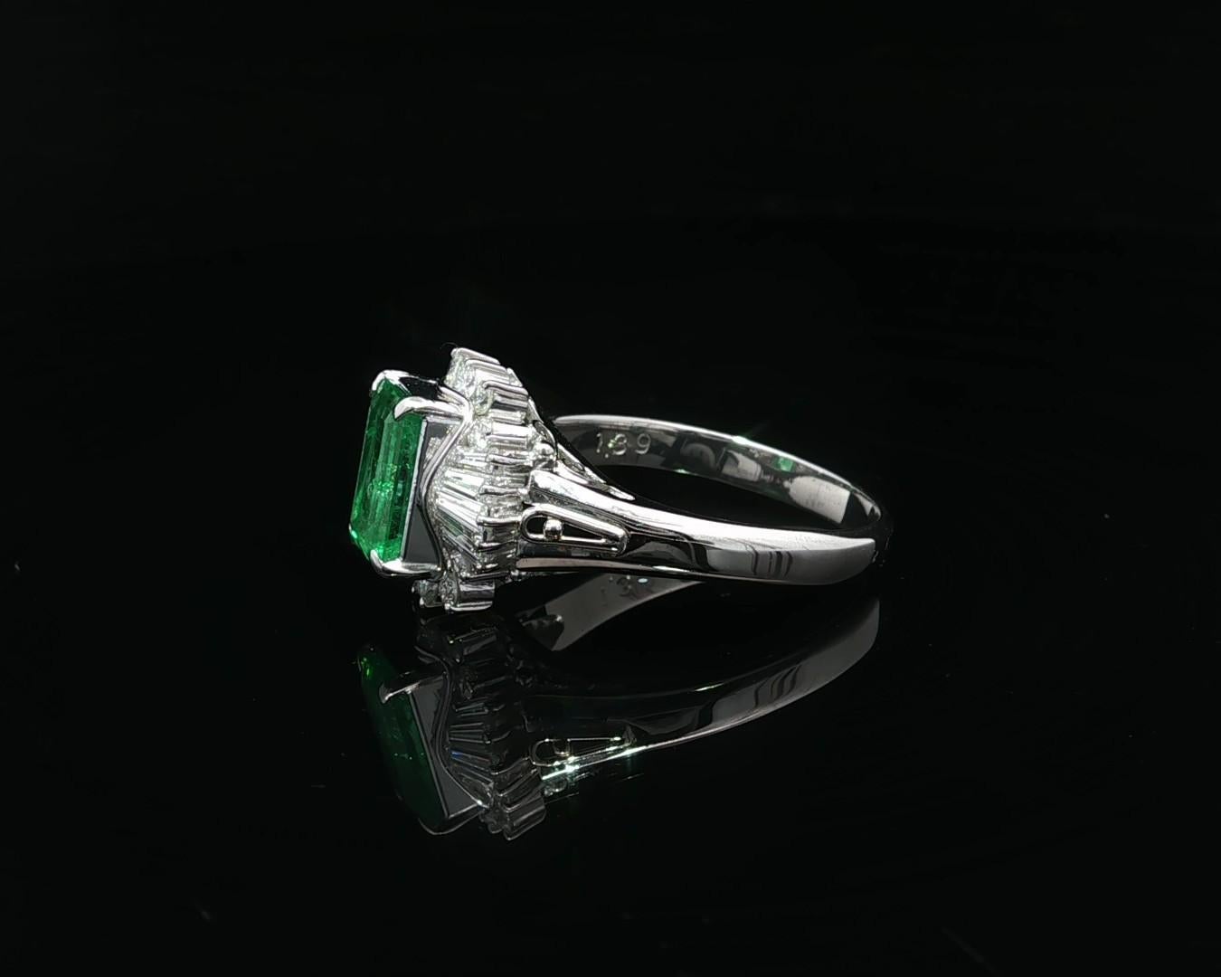 Très belle bague en platine GIA 2.02ct Long Vivid Green Colombian Emerald w/ Diamond Ring en vente 1