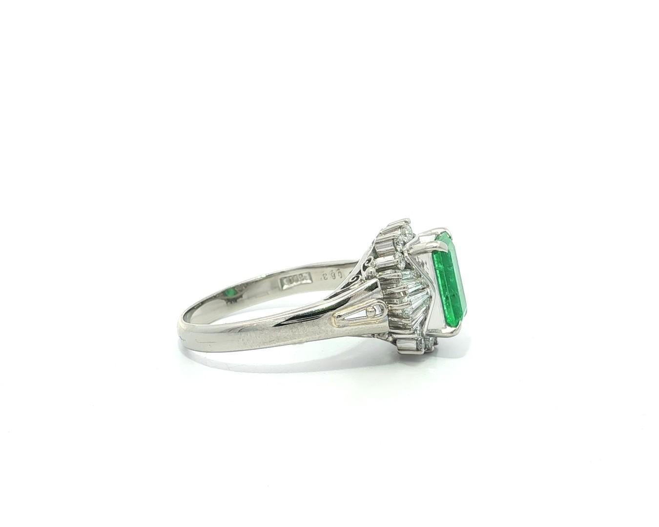 Très belle bague en platine GIA 2.02ct Long Vivid Green Colombian Emerald w/ Diamond Ring en vente 2