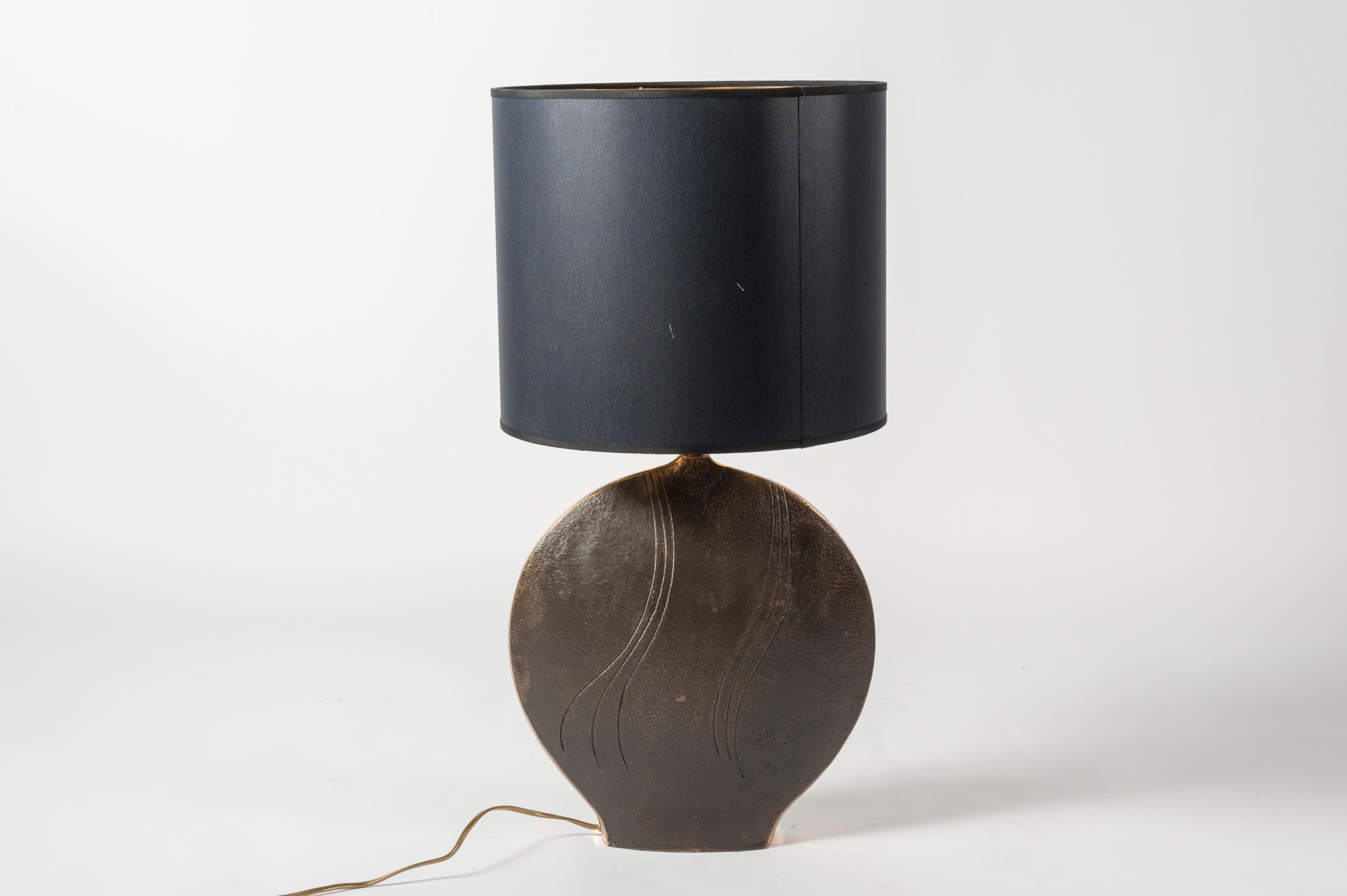 Milieu du XXe siècle Très belle lampe sculpturale en bronze dans le style de Robert Phandeve en vente
