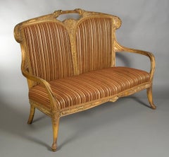 Schönes Sofa im französischen Jugendstil im Art nouveau-Stil