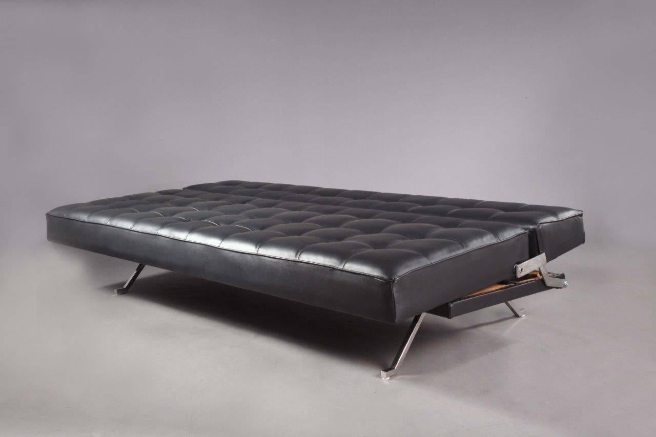 Very nice sofa or daybed by Johannes Spalt for Wittmann, Austria, 1960.
Superb model, named 'Constanze'. This early model, with chrome frame, is hard to find nowadays.
By one hand movement the 'Constance' changes from sofa to daybed. Beautiful and