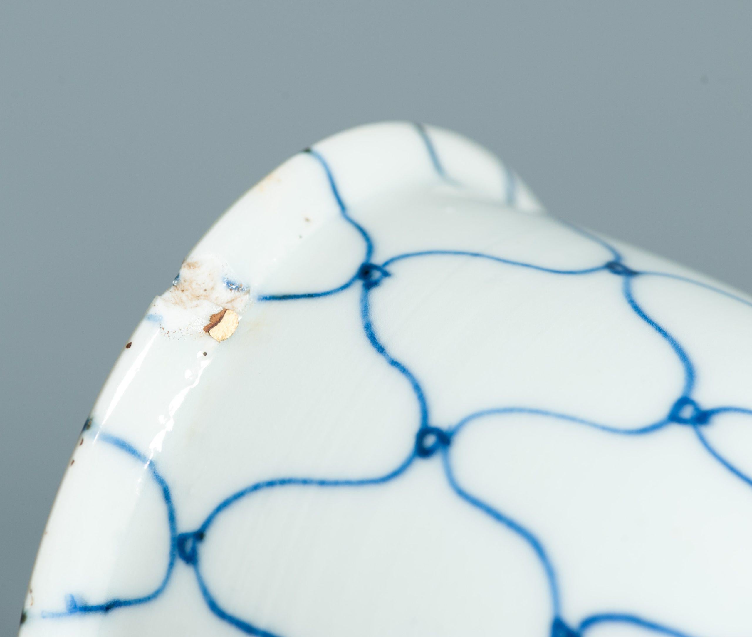Muy bonita Marca Tianqi y Período 17c Porcelana China Ming Fishnet Kosometsuke en venta 11