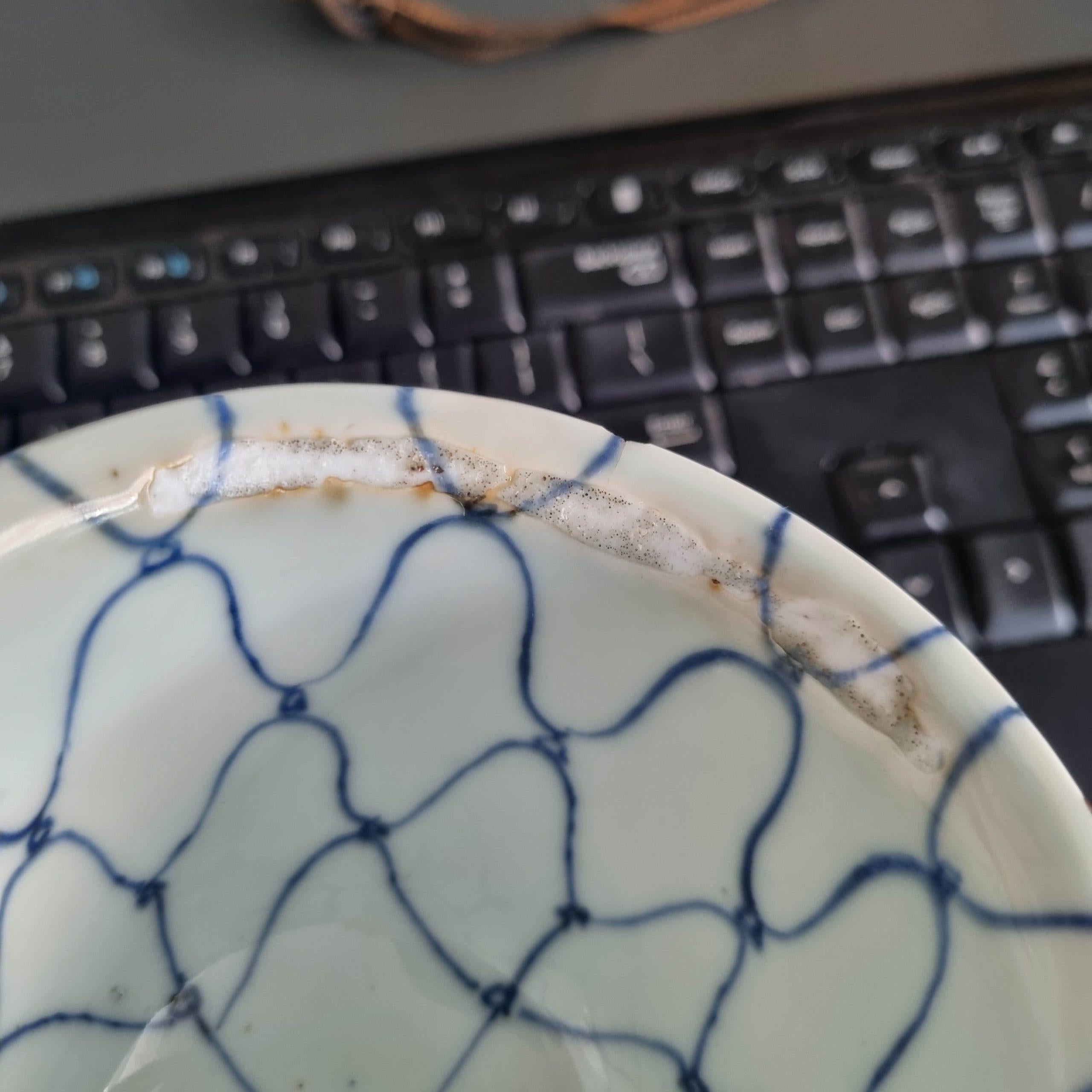 Muy bonita Marca Tianqi y Período 17c Porcelana China Ming Fishnet Kosometsuke en venta 14